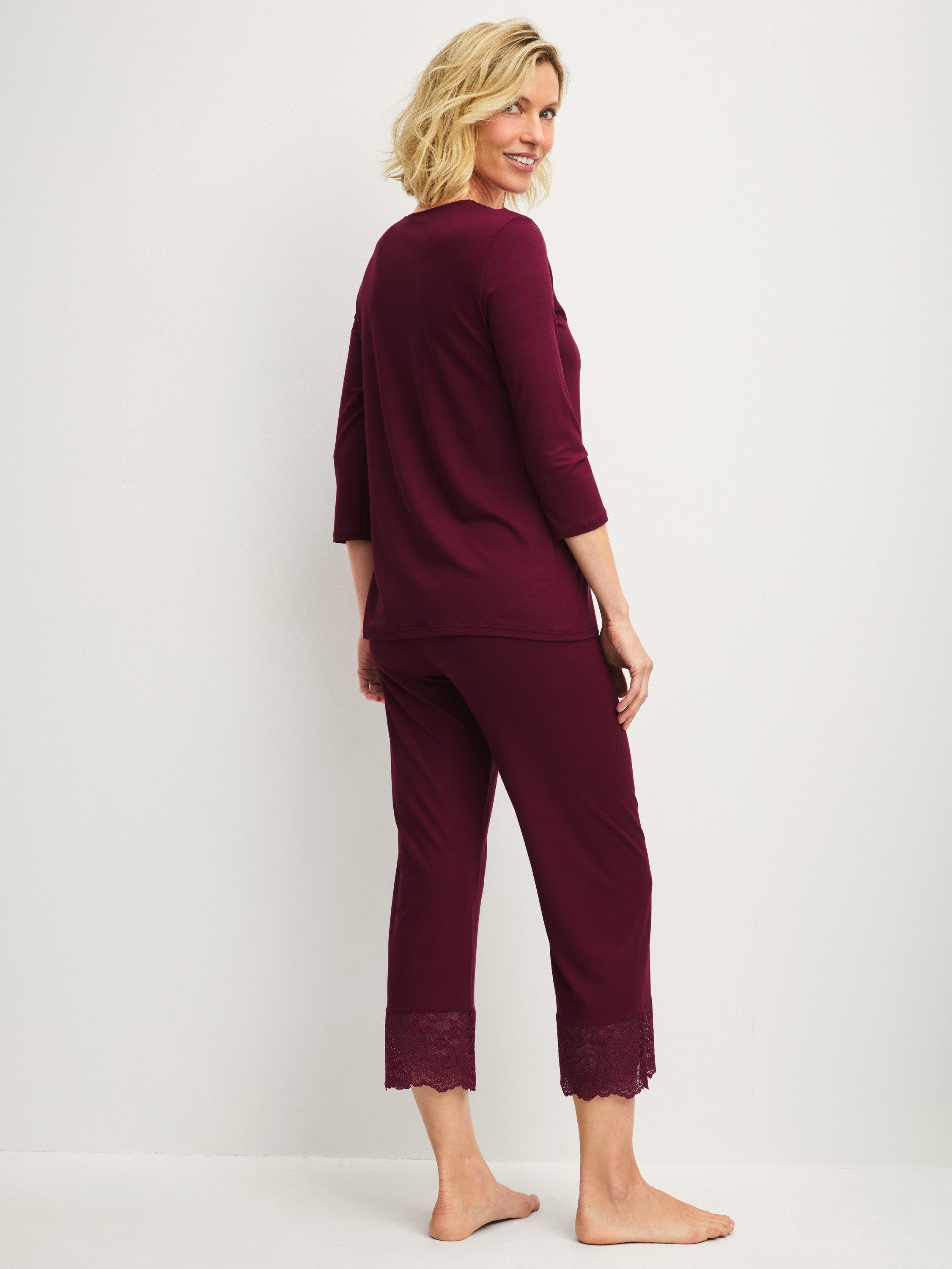 CALIDA Capri-Pyjama Elegant Dreams Damen (2 tlg) luftiger Schnitt, mit Spitzendetails, fließend und anschmiegsam