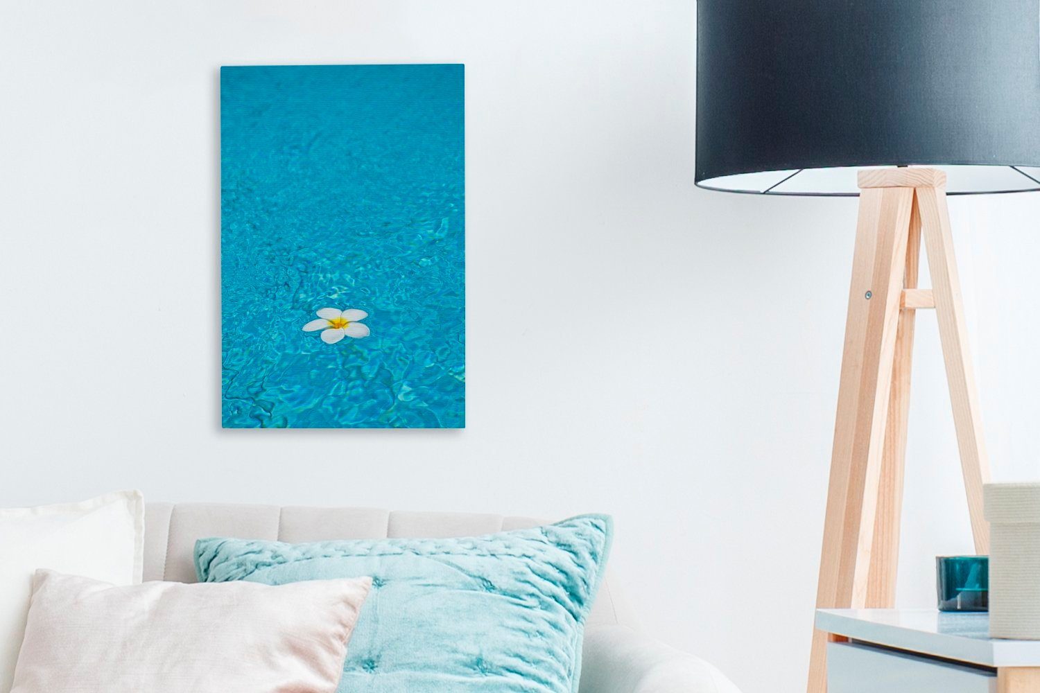bespannt hellblauen in Plumeria-Blüte 20x30 (1 OneMillionCanvasses® Pool, cm fertig einem Zackenaufhänger, inkl. Leinwandbild Gemälde, Leinwandbild St),