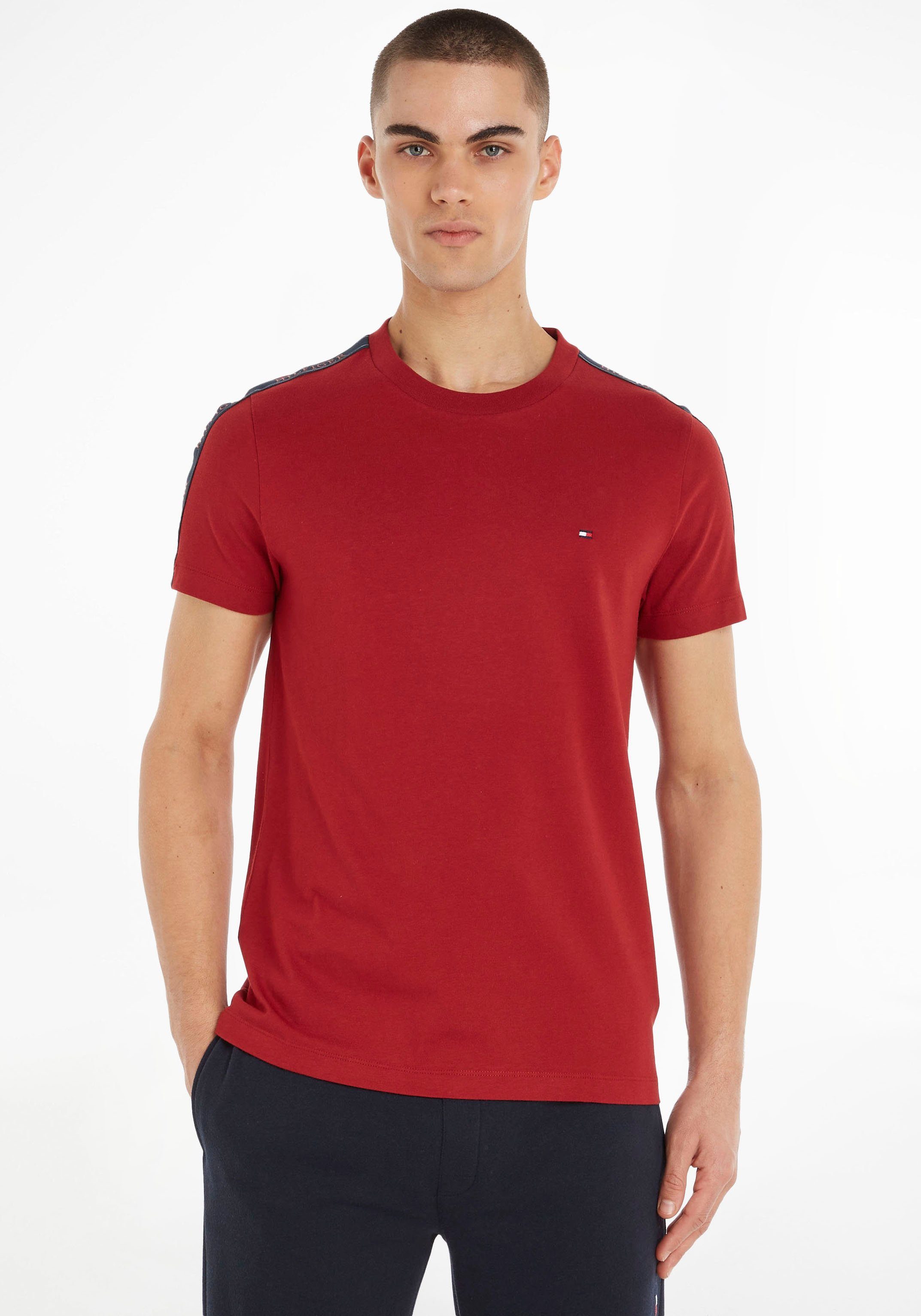 Tommy Hilfiger T-Shirt PREP TAPE TEE mit seitlichem Logotape rot
