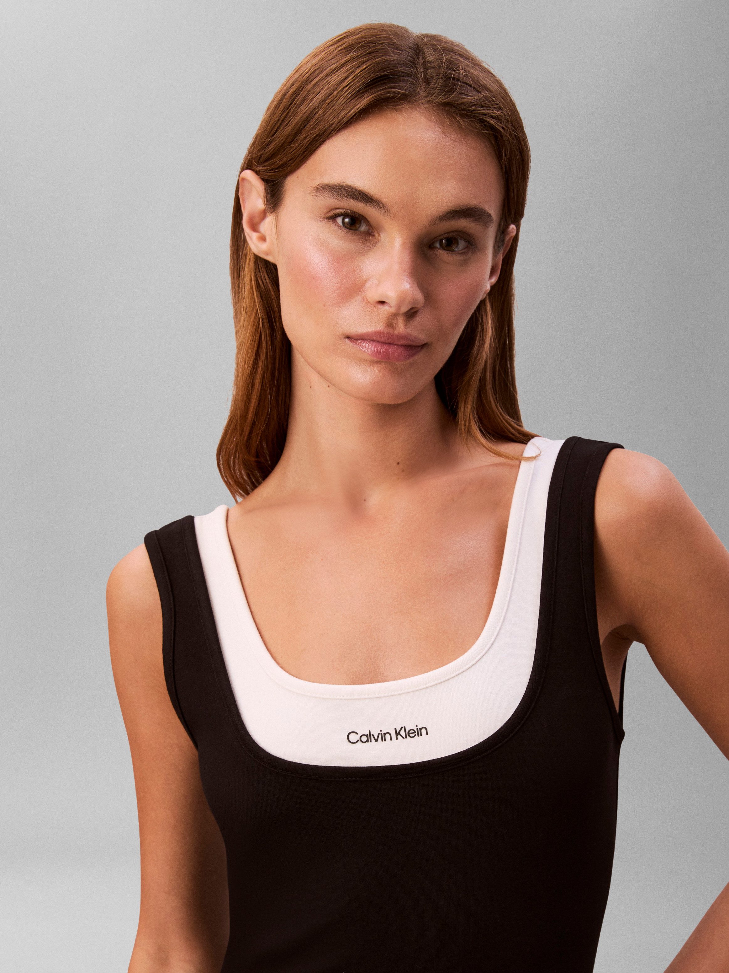 Calvin Klein Jeans Midikleid Körpernahe Passform mit tiefem Rundhalsausschnitt