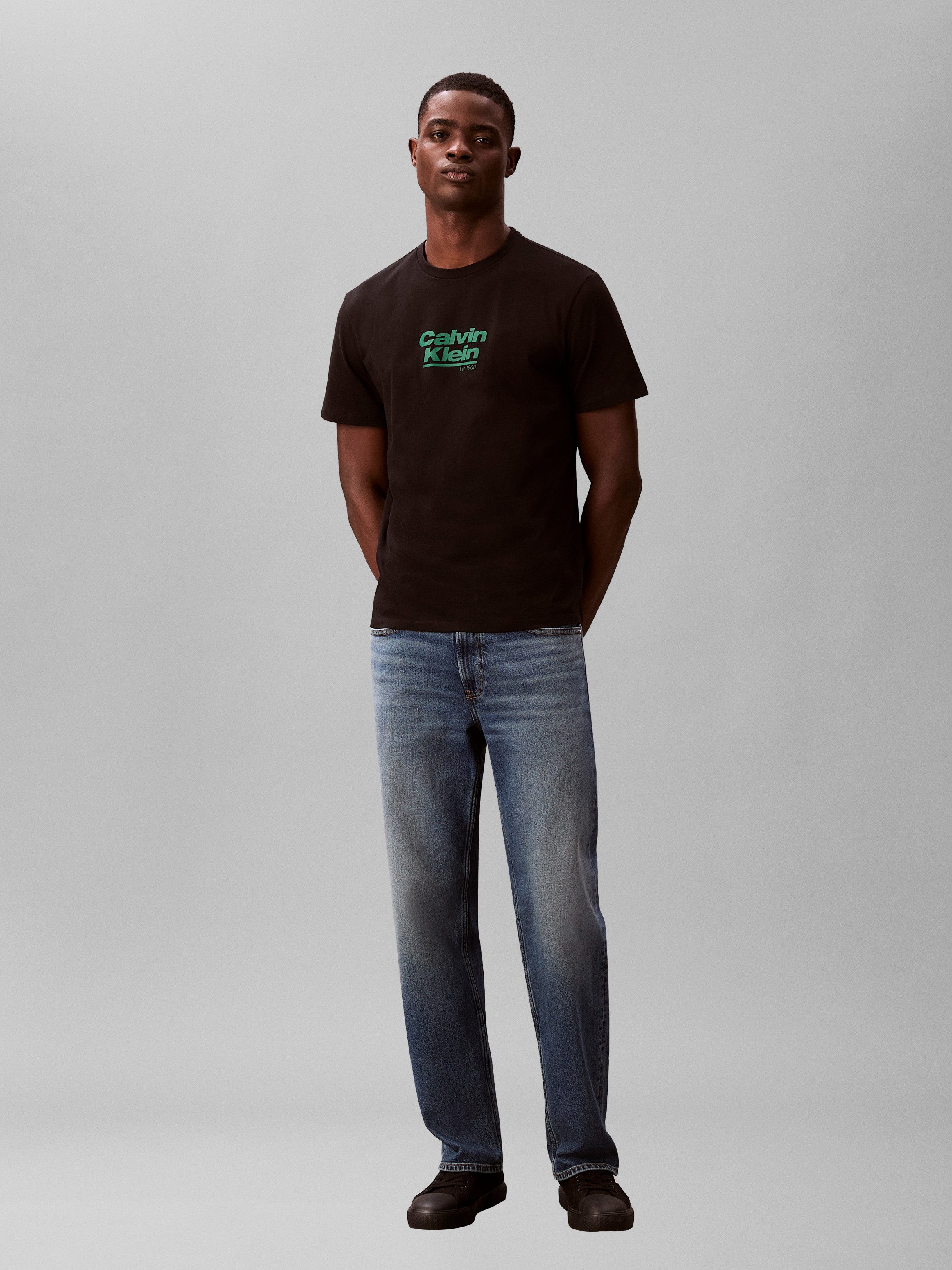 Calvin Klein Jeans T-Shirt Rundhalsausschnitt, Regular Fit, Logoschriftzug – Bild 4 von 5