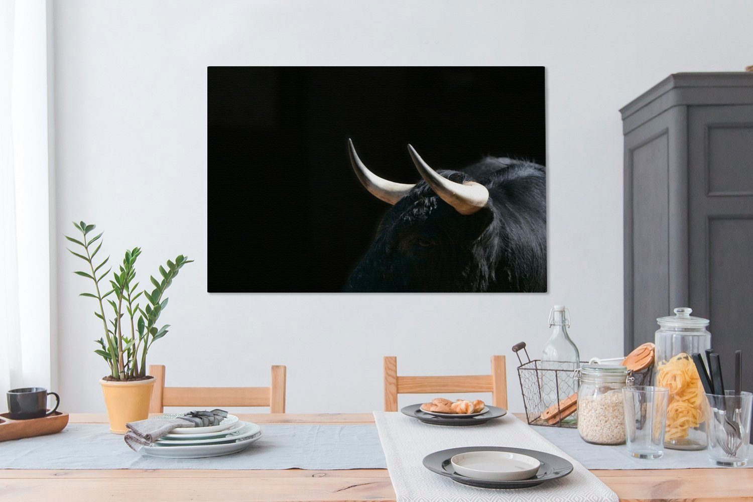 XXL, Ein Stier einem cm vor OneMillionCanvasses® schwarzen alle (1 Wandbild Hintergrund, schwarzen Wohnbereiche, für Gemälde, Leinwandbild St), von 120x80 großes, einem Foto