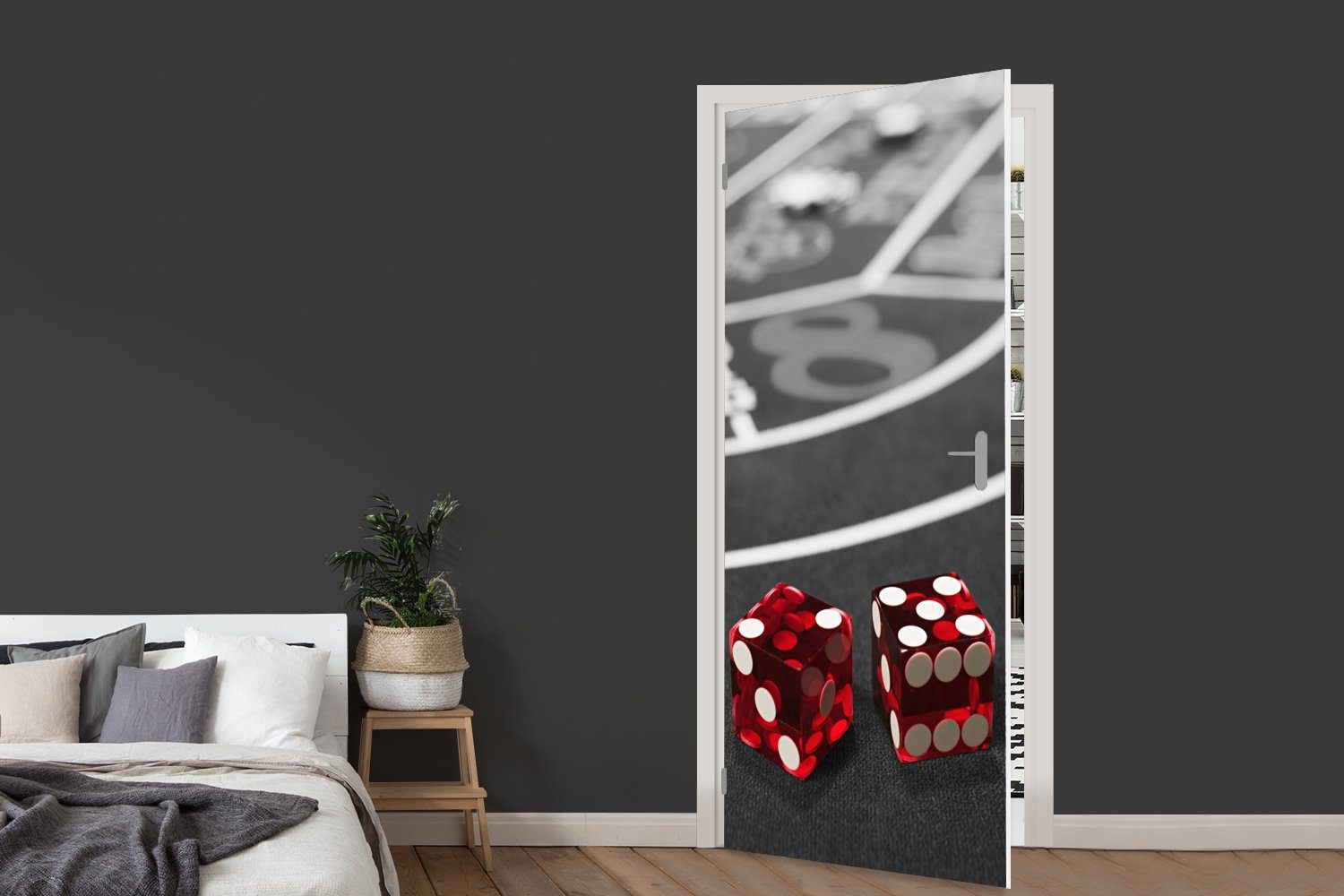 MuchoWow Türtapete Schwarz-Weiß-Foto für Türaufkleber, von bedruckt, (1 roten St), mit Tür, Fototapete Würfeln, 75x205 cm Ein Matt, Pokertisch einem