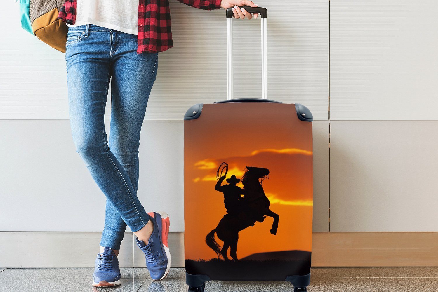 dem Ferien, eines der auf für tänzelt, rollen, Reisekoffer mit Reisetasche MuchoWow Handgepäckkoffer Handgepäck Rollen, 4 Silhouette Cowboys Pferderücken, Trolley,