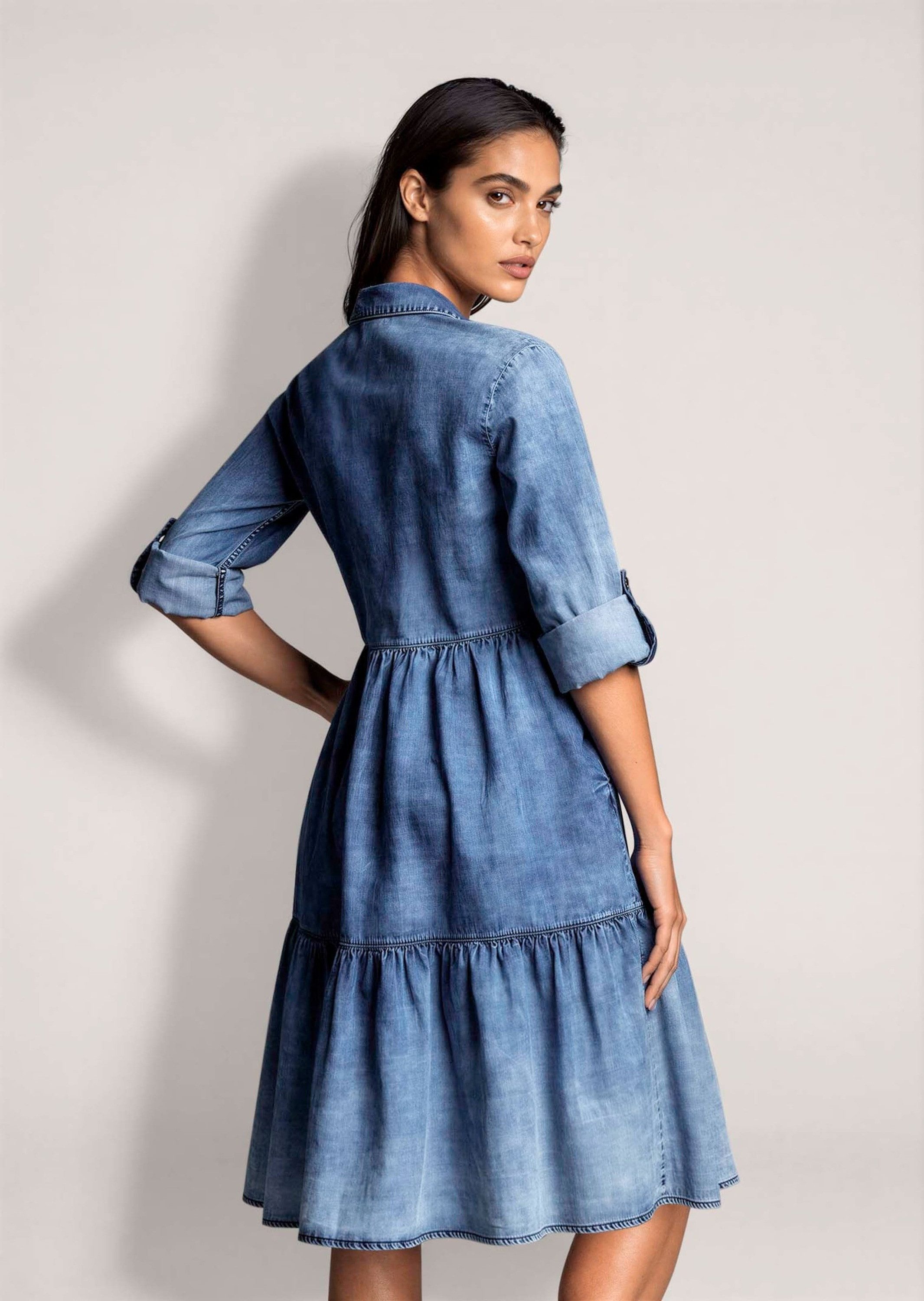 MADELEINE Midikleid Jeanskleid mit Stufenrock Hemdblusenkragen, Brusttaschen mit Ziersteinen & Krempelärmel