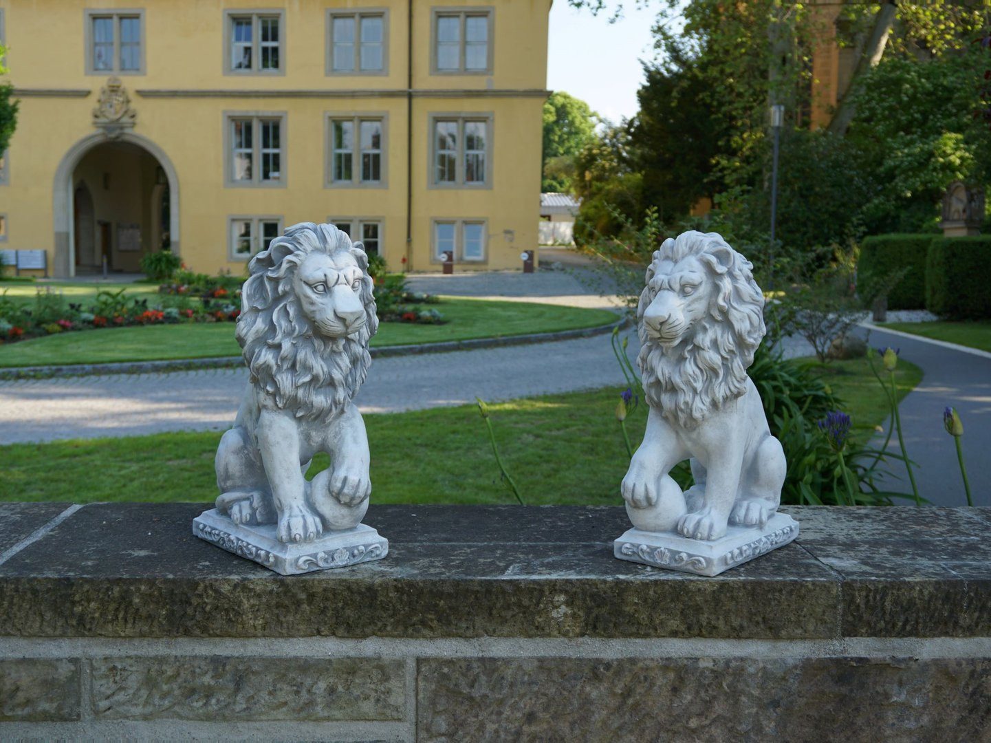 gartendekoparadies.de Gartenfigur Statuen Löwen mit Kugel, Steinfigure, Steinguss, H. 47 cm, je 21 kg, Frostsicher – Bild 3 von 5