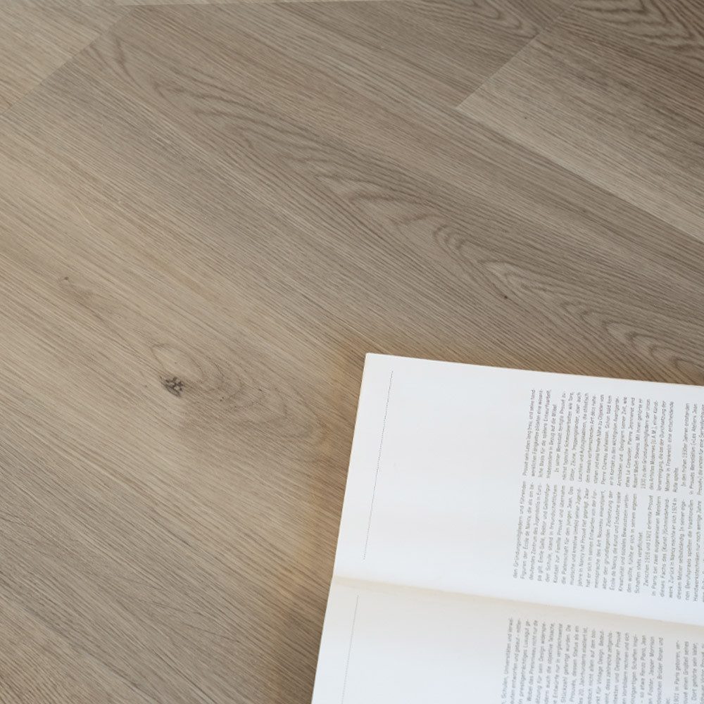 HOME DELUXE Vinylboden Klick-Vinylboden mit Trittschall Eiche - LOMEA, Feuchtraumbereich geeignet, Integrierte Schalldämmung, Fußbodenheizung geeignet, Vinylbodenbelag in Holzoptik, Dielenboden