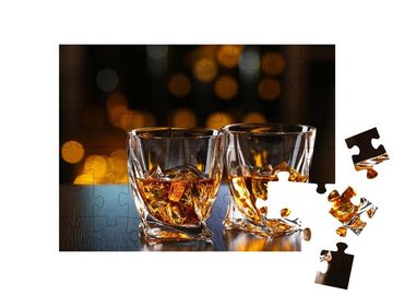puzzleYOU Puzzle Gläser mit Whiskey auf einem Tisch, 48 Puzzleteile, puzzleYOU-Kollektionen Whisky