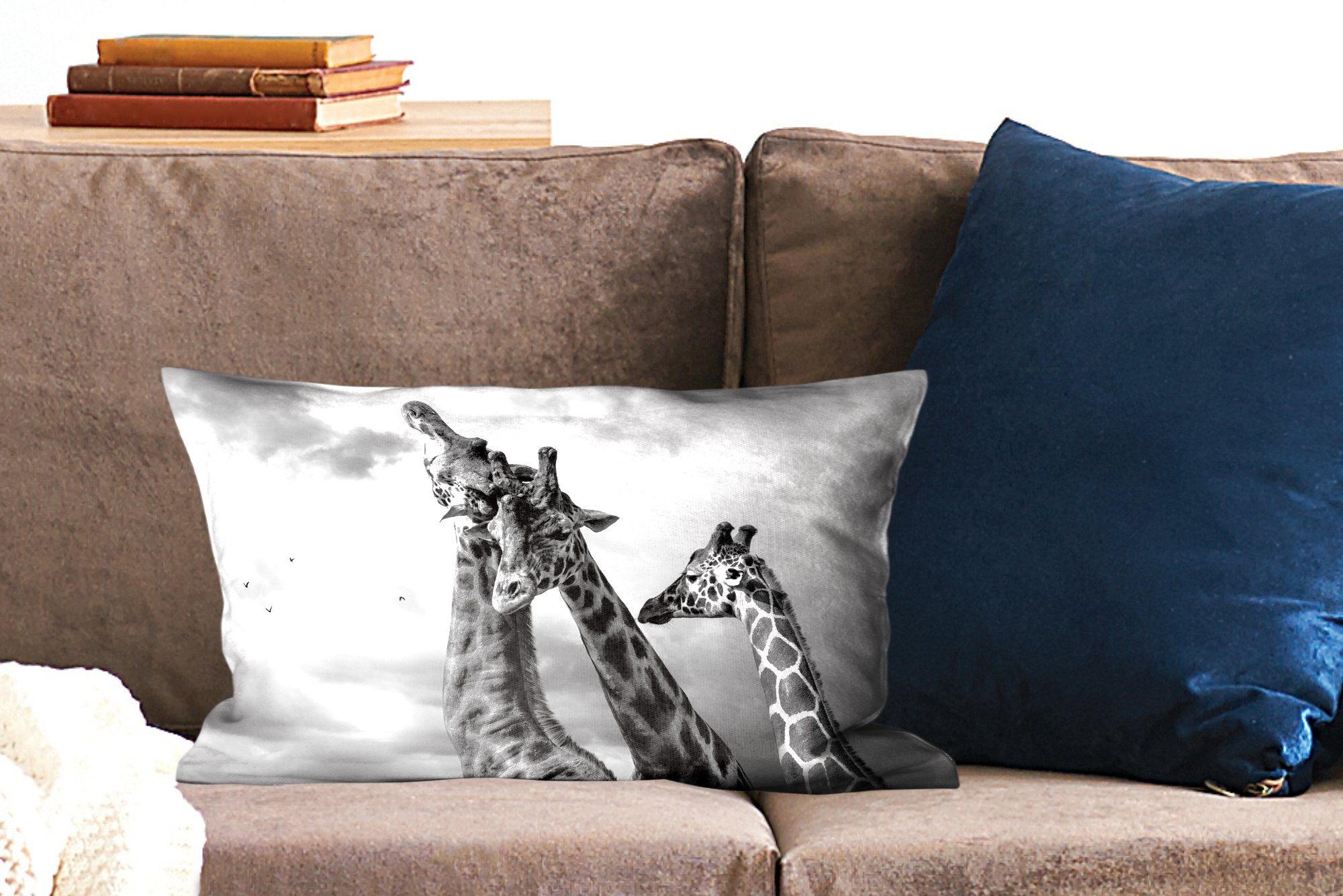 MuchoWow Dekokissen Dekoration, Füllung, Zierkissen, Weiß, - Schlafzimmer mit - Wohzimmer Giraffen Dekokissen Schwarz