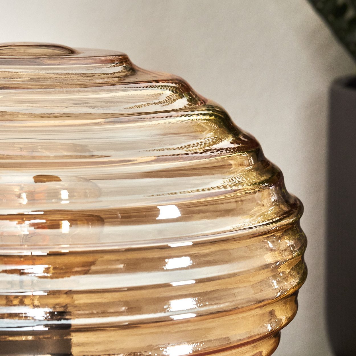 hofstein Tischleuchte Tischlampe aus Metall/Glas in Schwarz/Bernstein, ohne Leuchtmittel, mit Glasschirm (15,5cm) u. An/-Auschalter, 1x E14, ohne Leuchtmittel