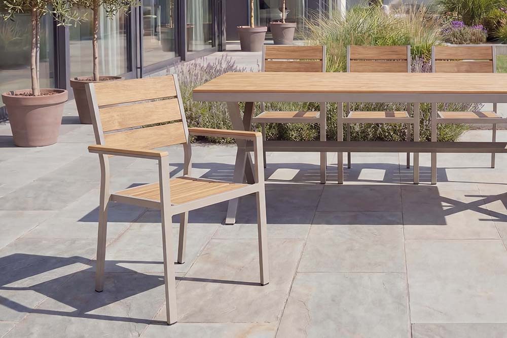 riess-ambiente Gartenstuhl DESIGNO natur/greige - Aluminium, Holzoptik, stapelbar, wetterfest, (Einzelartikel, 1 St), Moderner Gartenstuhl mit Armlehnen - ideal für Balkone und Terrassen