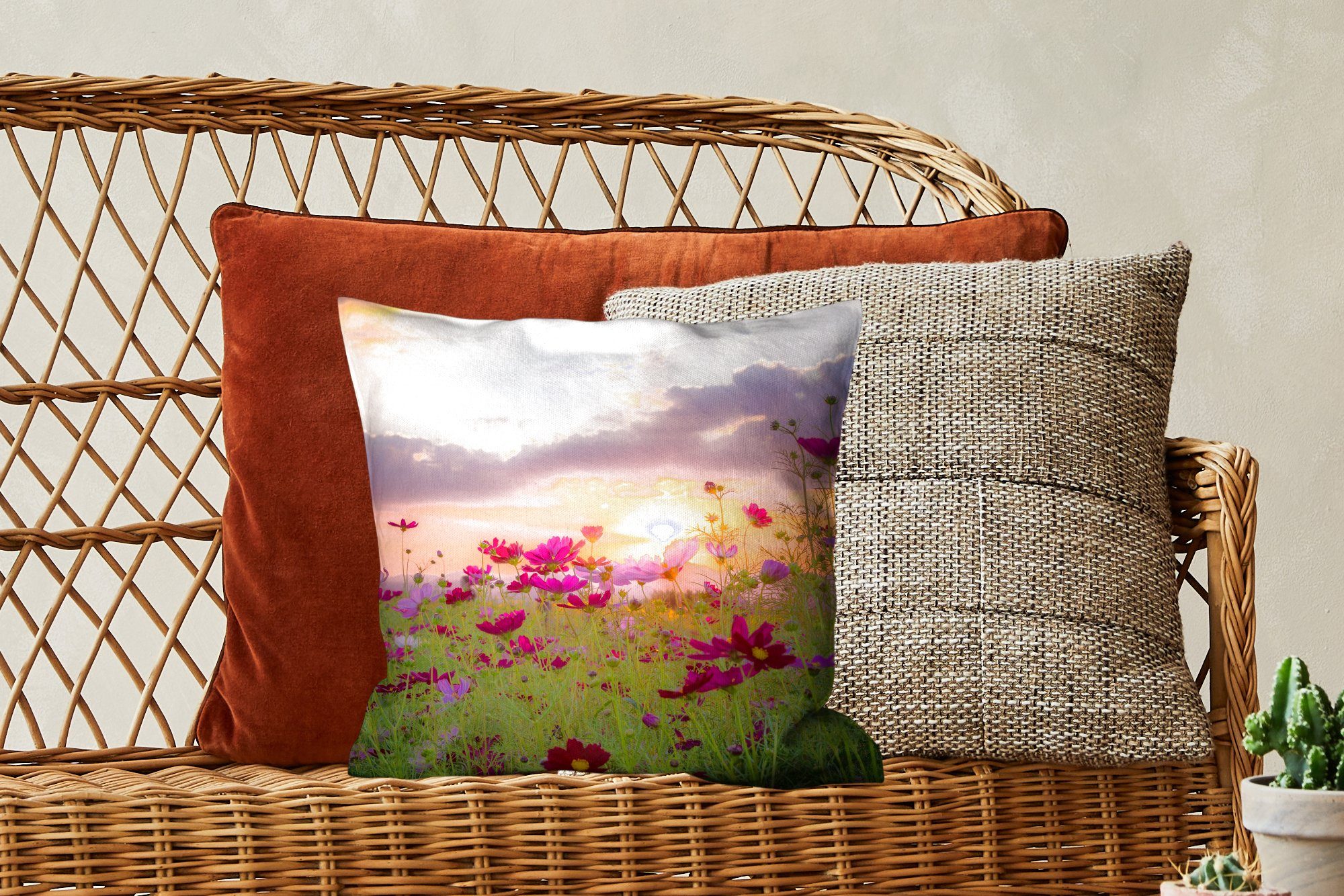 Dekokissen MuchoWow - Rosa mit - Blumen Schlafzimmer, Horizont, für Füllung - Zierkissen - Natur Wohzimmer, Wiese - Sonnenuntergang Deko, Sofakissen