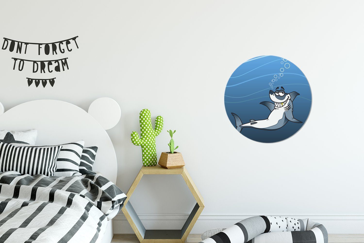 Wohnzimmer Eine lachenden St), Wandsticker weißen eines Tapetenkreis Meer Rund, Illustration MuchoWow im für Hais (1 Kinderzimmer, Tapetenaufkleber,