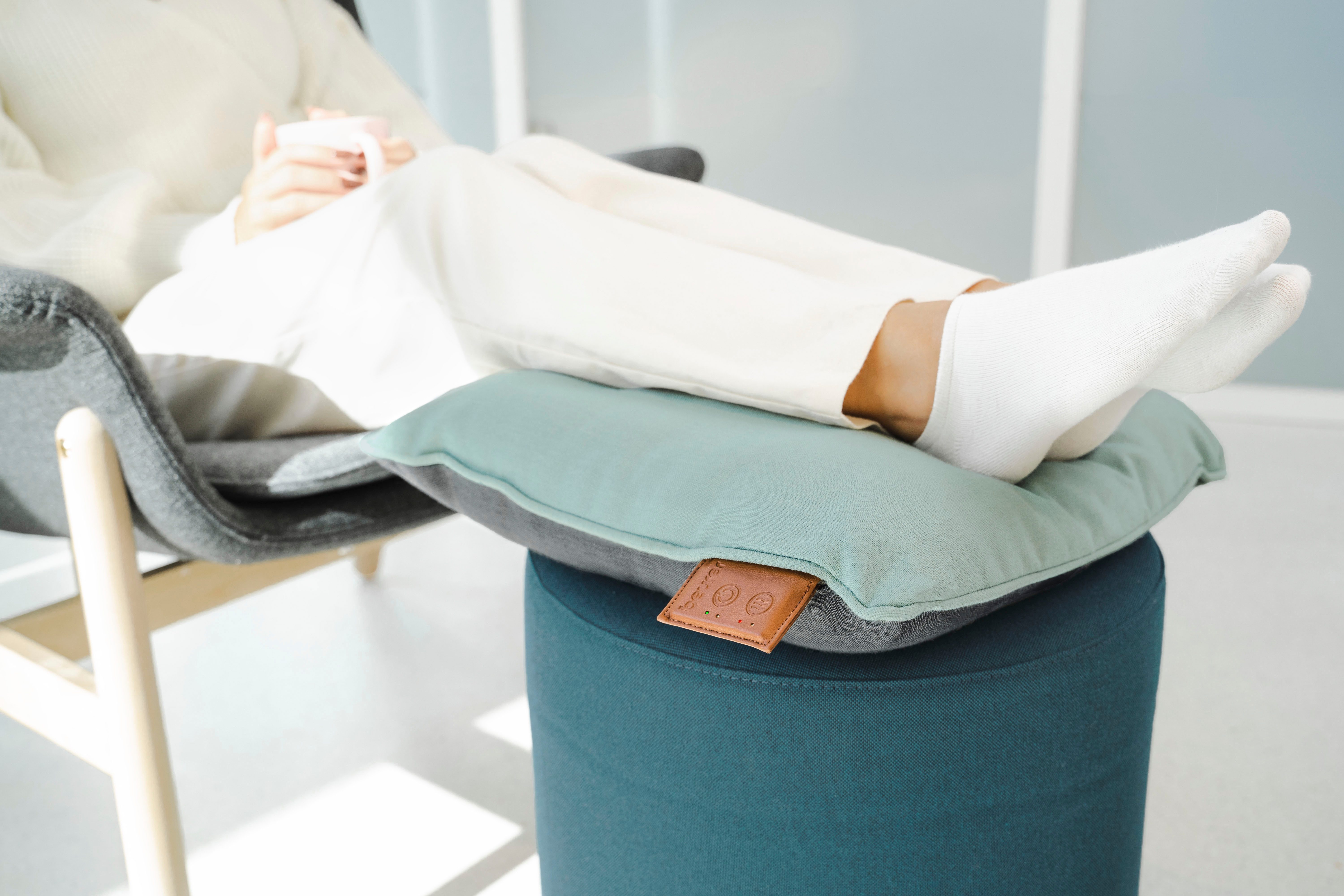 BEURER Shiatsu-Massagekissen MG 139, zuschaltbare Wärmefunktion mit 2 Temperaturstufen, Akkubetrieben mit Abschaltautomatik, 40 x 40cm