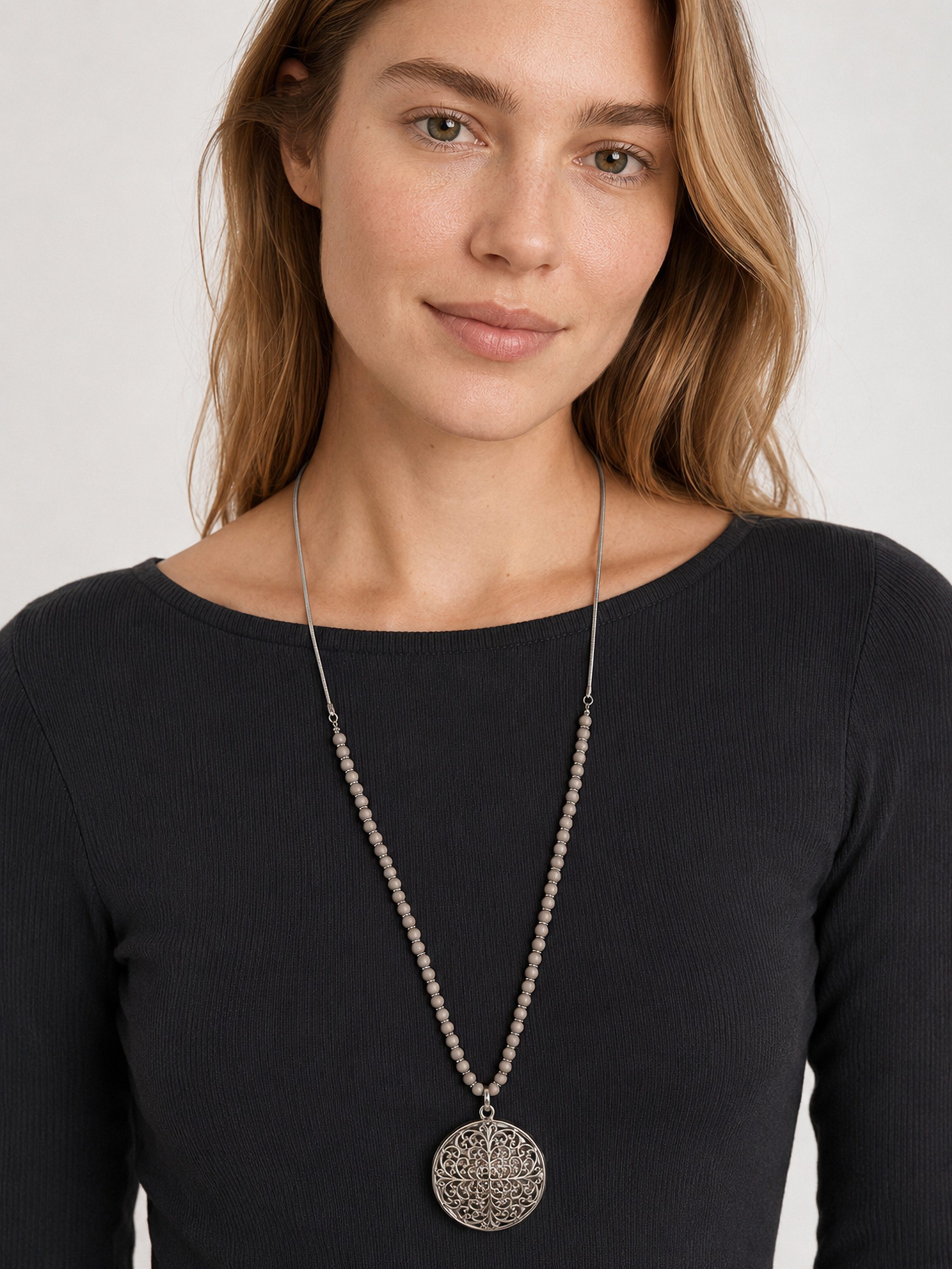 COLLEZIONE ALESSANDRO Lange Kette Vicky, ziselierter und bombierter Anhänger