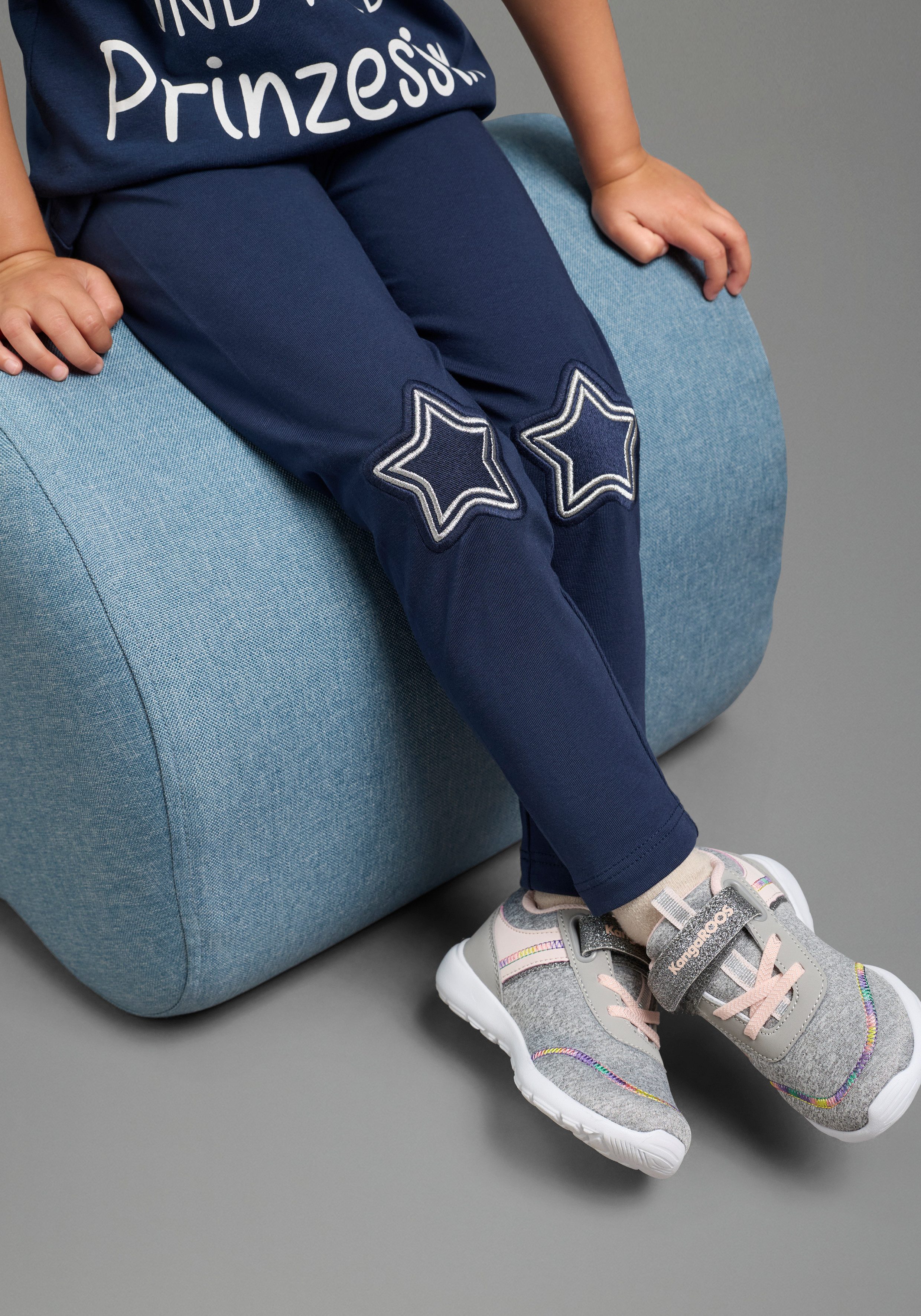 KIDSWORLD Leggings Süße Leggings mit Sternenapplikation extra-eng geschnittene Slim Fit Form, mit innenliegendem Gummizug