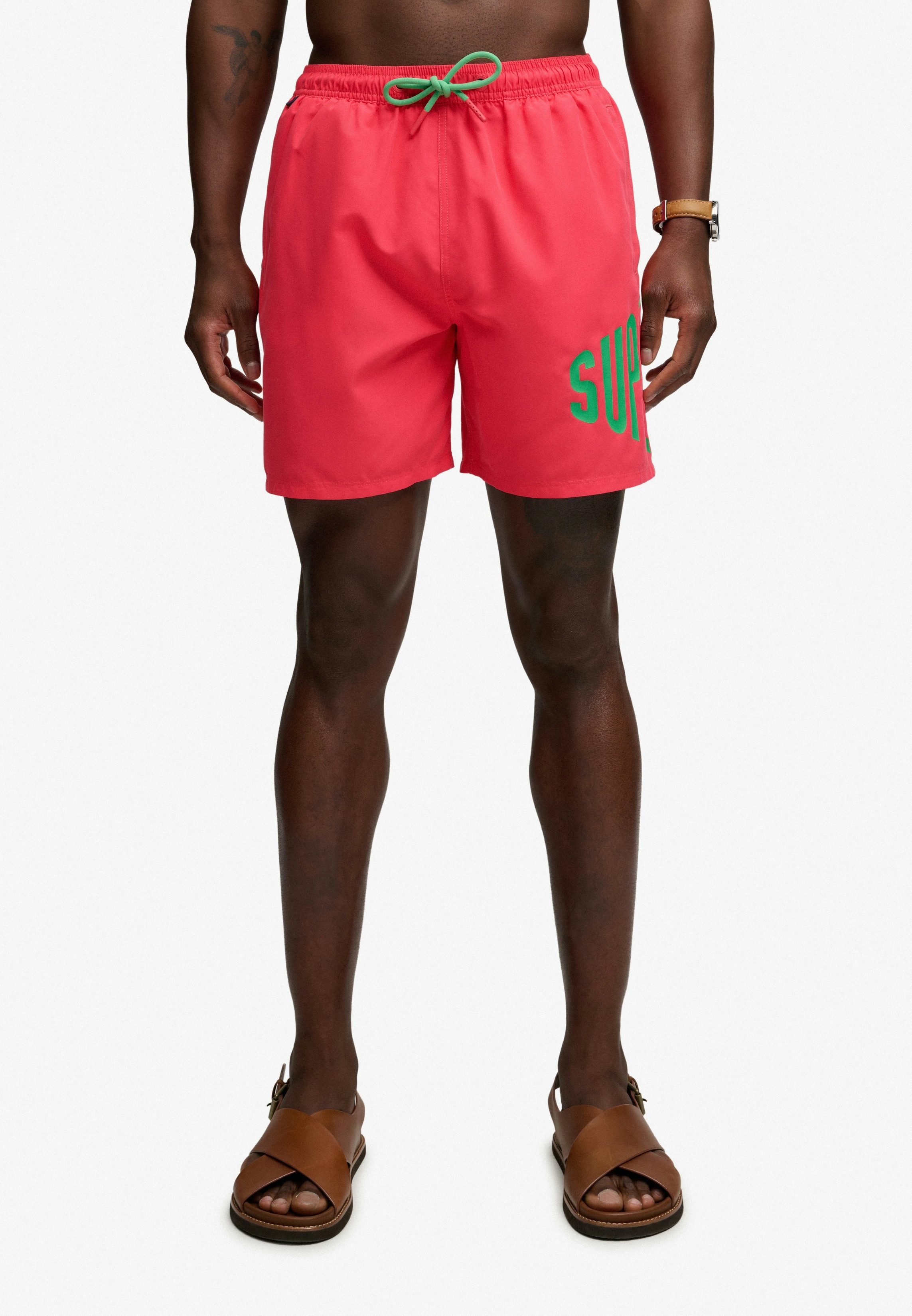 Superdry Badeshorts PRINTED LOGO 16 SWIM SHORT modische Passform, unifarbenes Design, aus Polyester, pflegeleicht