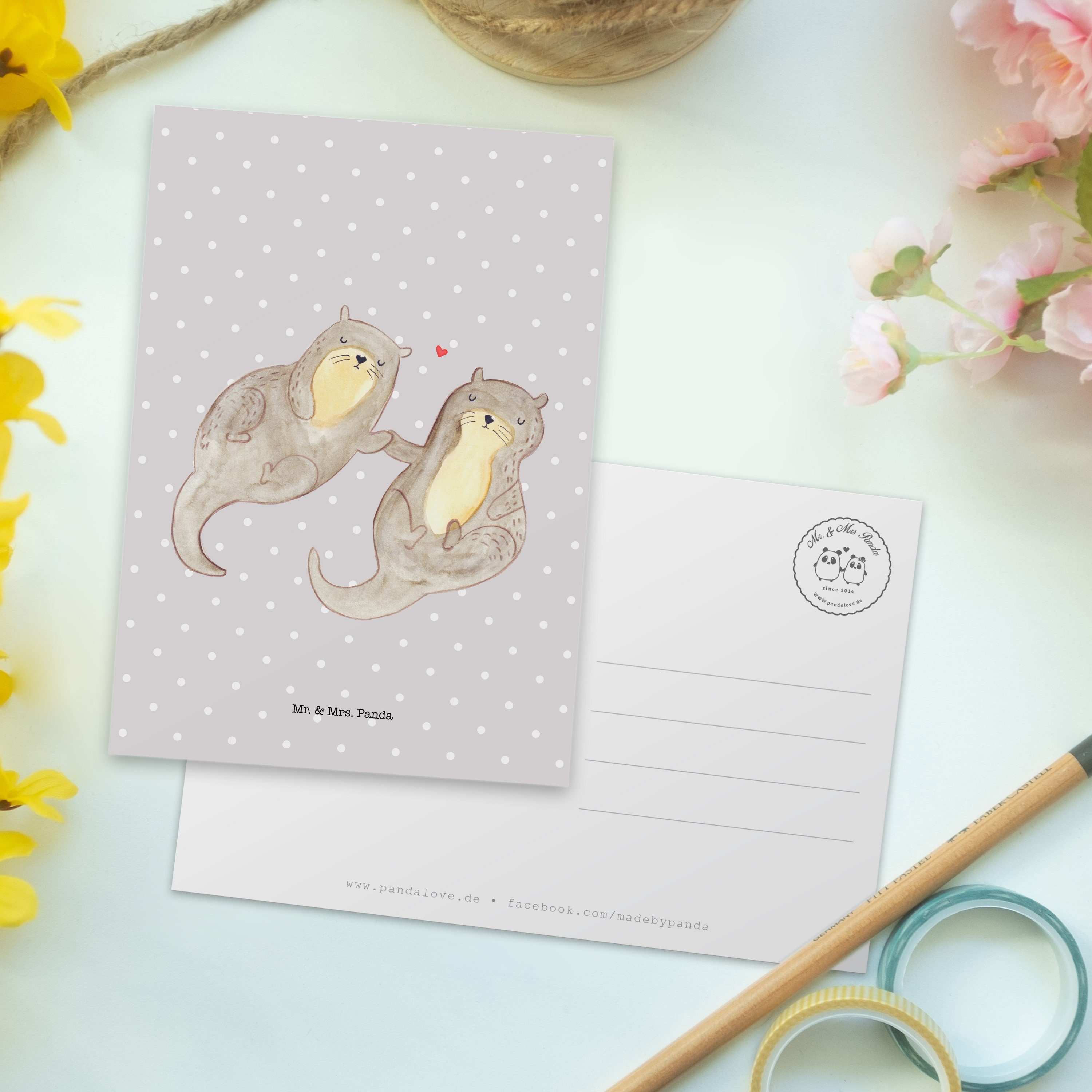 Mr. & Mrs. Panda Postkarte - Otter Geschenk, Pastell - händchenhaltend Geschenkkarte, Einla Grau