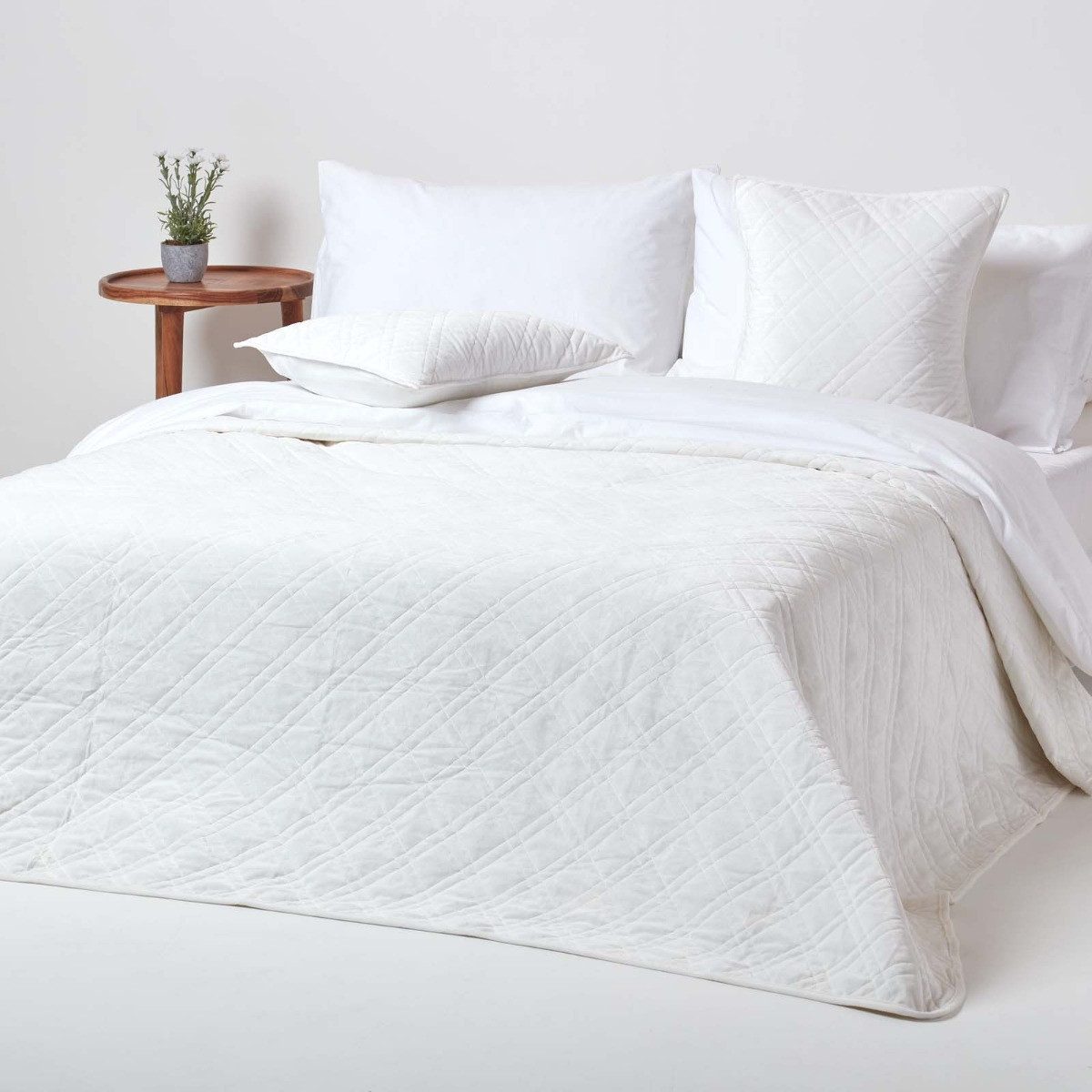 Plaid Cremefarbene, samtweiche Tagesdecke mit Diamantmuster, 200cm x 200cm, Homescapes