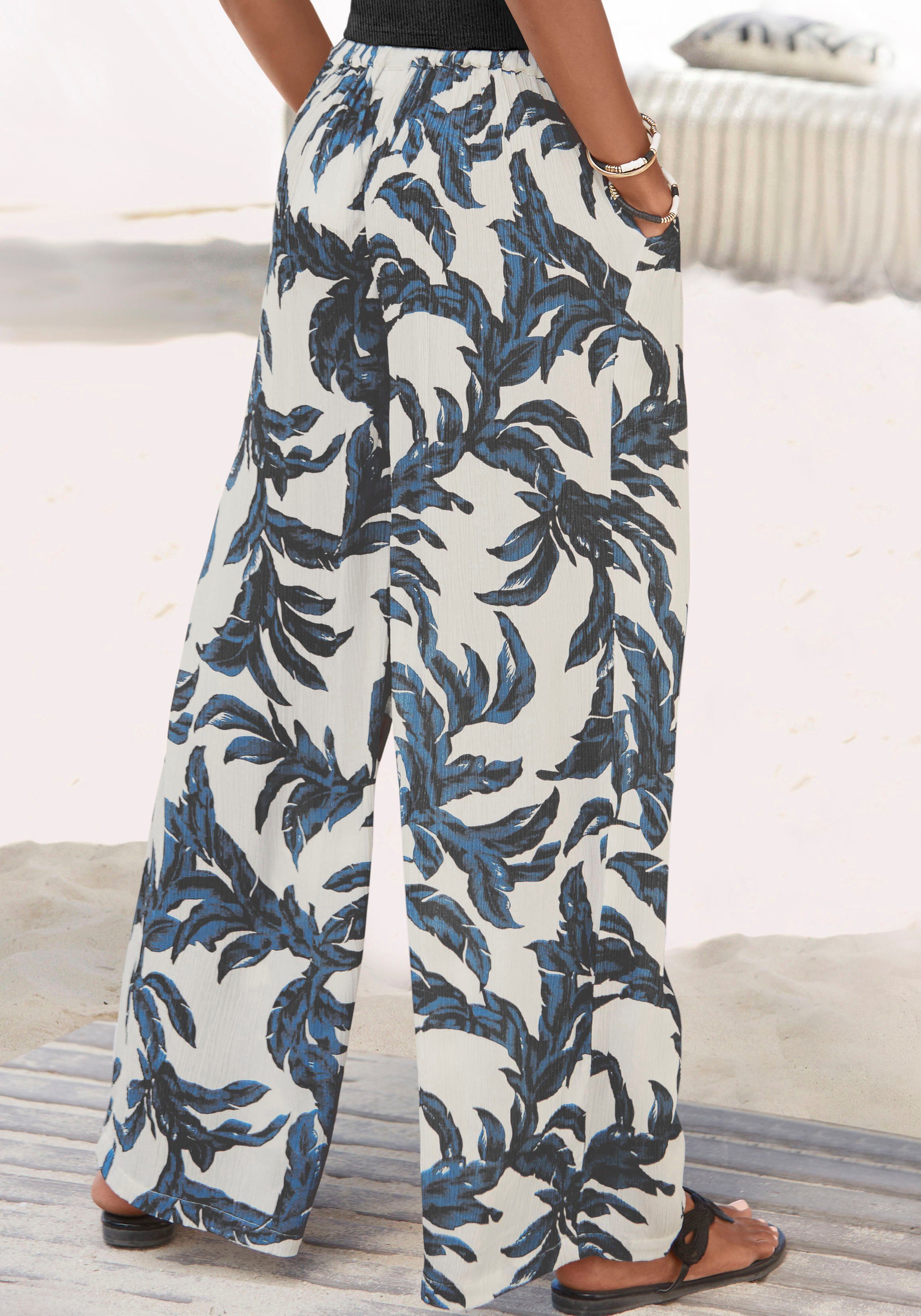 s.Oliver Palazzohose aus leichter Webware Viskose-Crepe mit Allover-Druck mit Taschen, luftige Sommerhose