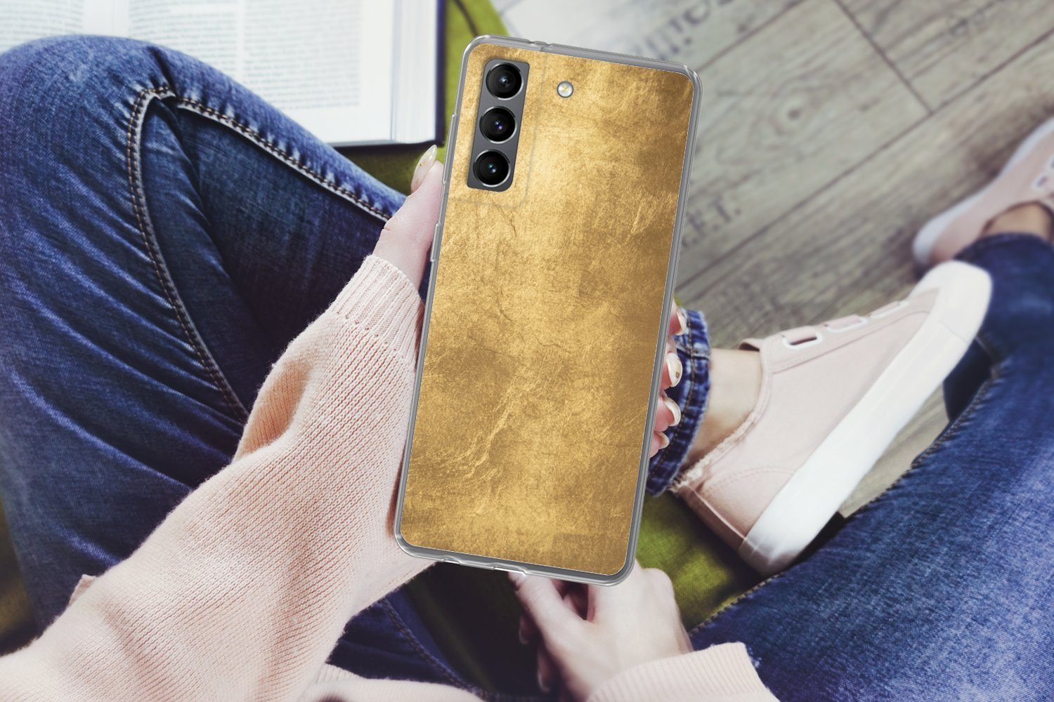 MuchoWow Handyhülle für Samsung Galaxy S21 Plus Licht fällt auf eine goldene Wand, Phone Case, Silikon, Schutzhülle Dünn