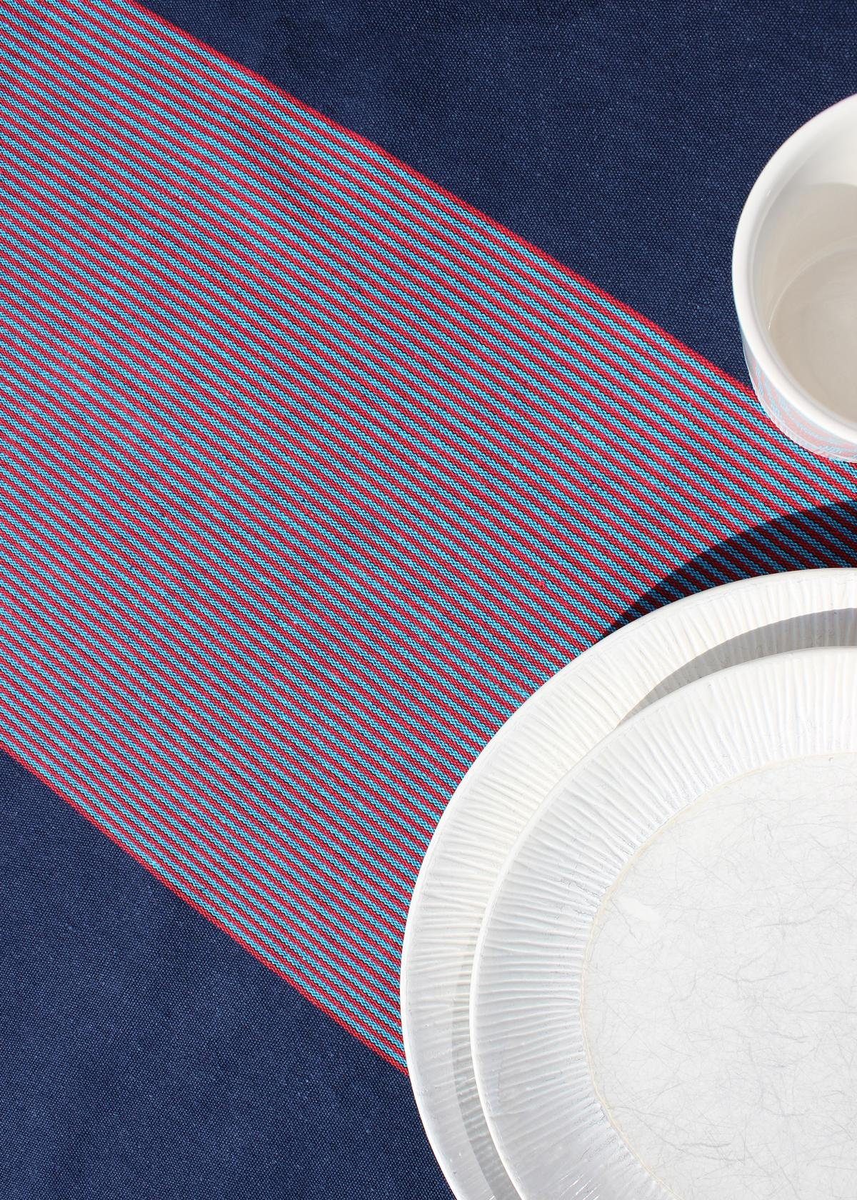 Indradanush Tischdecke gewebt, Tischdecke handgemacht Baumwolle, Tischdecke), Stück, rot weiß Hand 1 reine von blau Baumwolle (1 gewebt gestreift