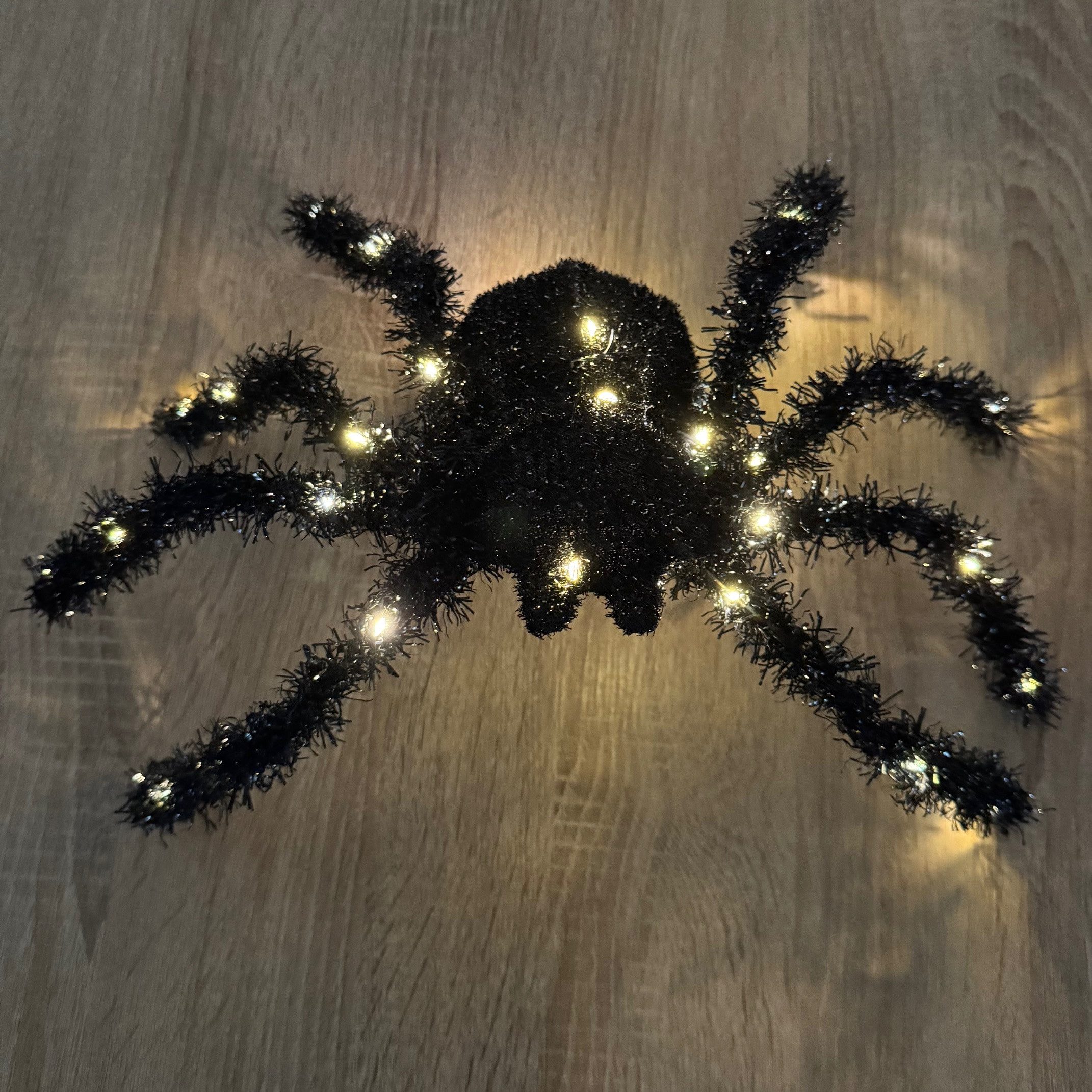 Online-Fuchs LED-Dekofigur - 2 Spinnen mit LED-Beleuchtung - Outdoor Halloween Deko (Aufhängevorrichtung vorhanden, Batterie betrieben), inkl. 6-Stunden Timerfunktion