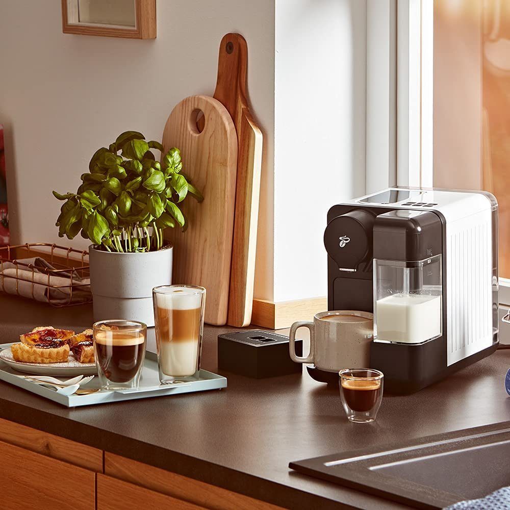 Tchibo Kapsel-/Kaffeepadmaschine Cafissimo weiß Sorten Kapseln Kapselmaschine inkl. "milk" integriertem mit in 3 Milchsystem, 1,2L 3
