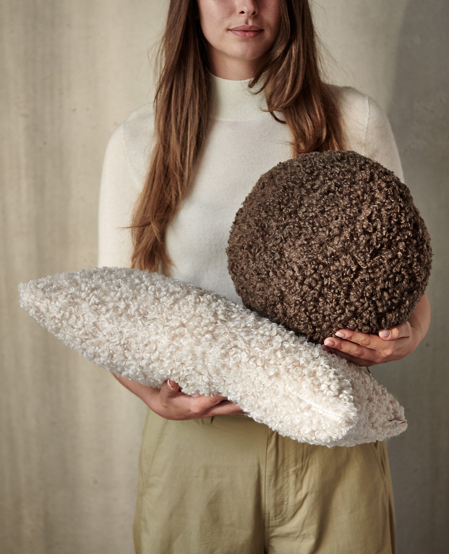 blomus Dekokissen -TEDDY- Rundes Kissen, Couchkissen, Wohnkissen modern, weiche Haptik, kuscheliger Komfort, flauschige Oberfläche – Bild 3 von 3