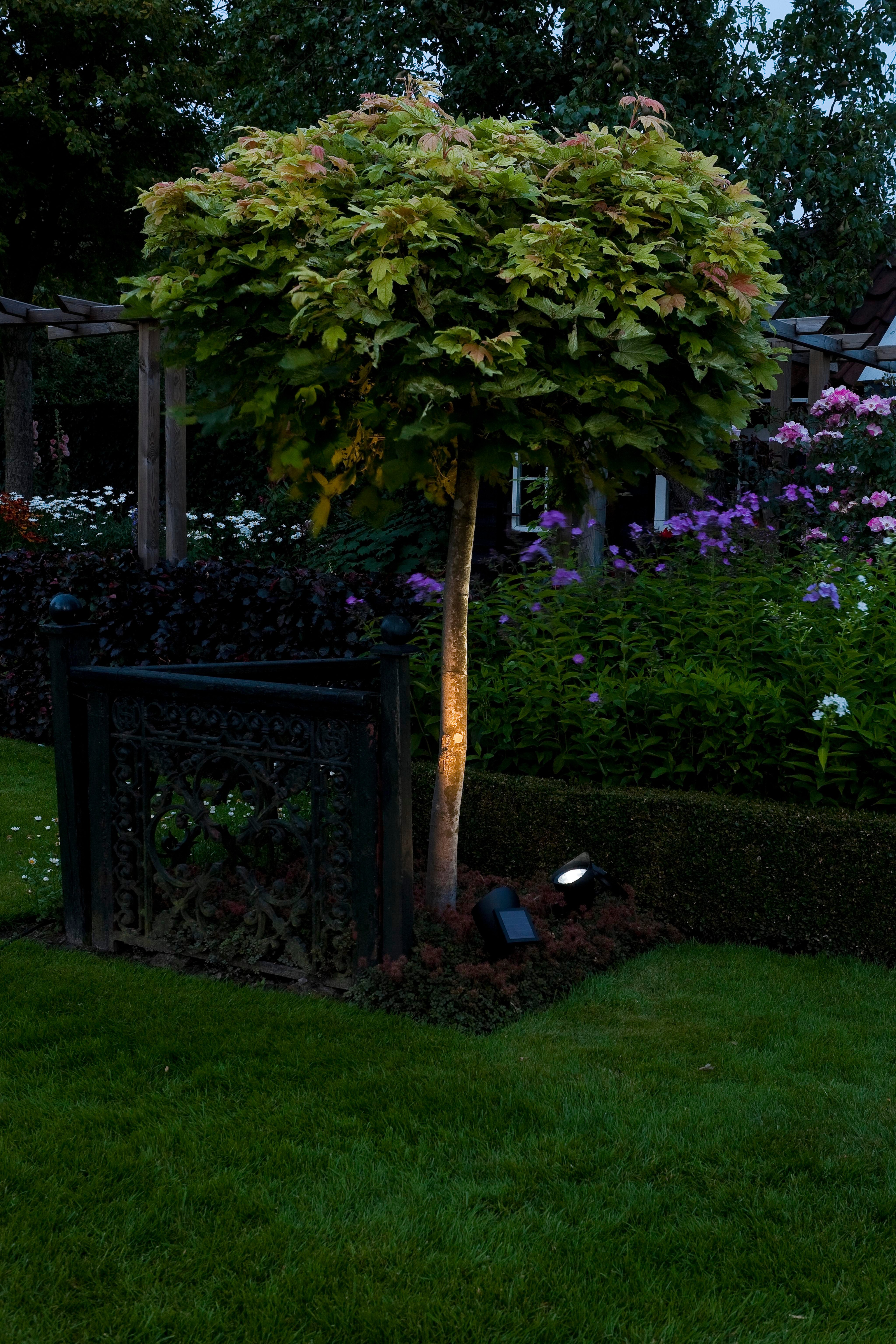 Luxform Gartenstrahler Solar-Gartenleuchten - Lazise - 2 Stück - Schwarz, LED fest integriert, Ganzjährig Solar