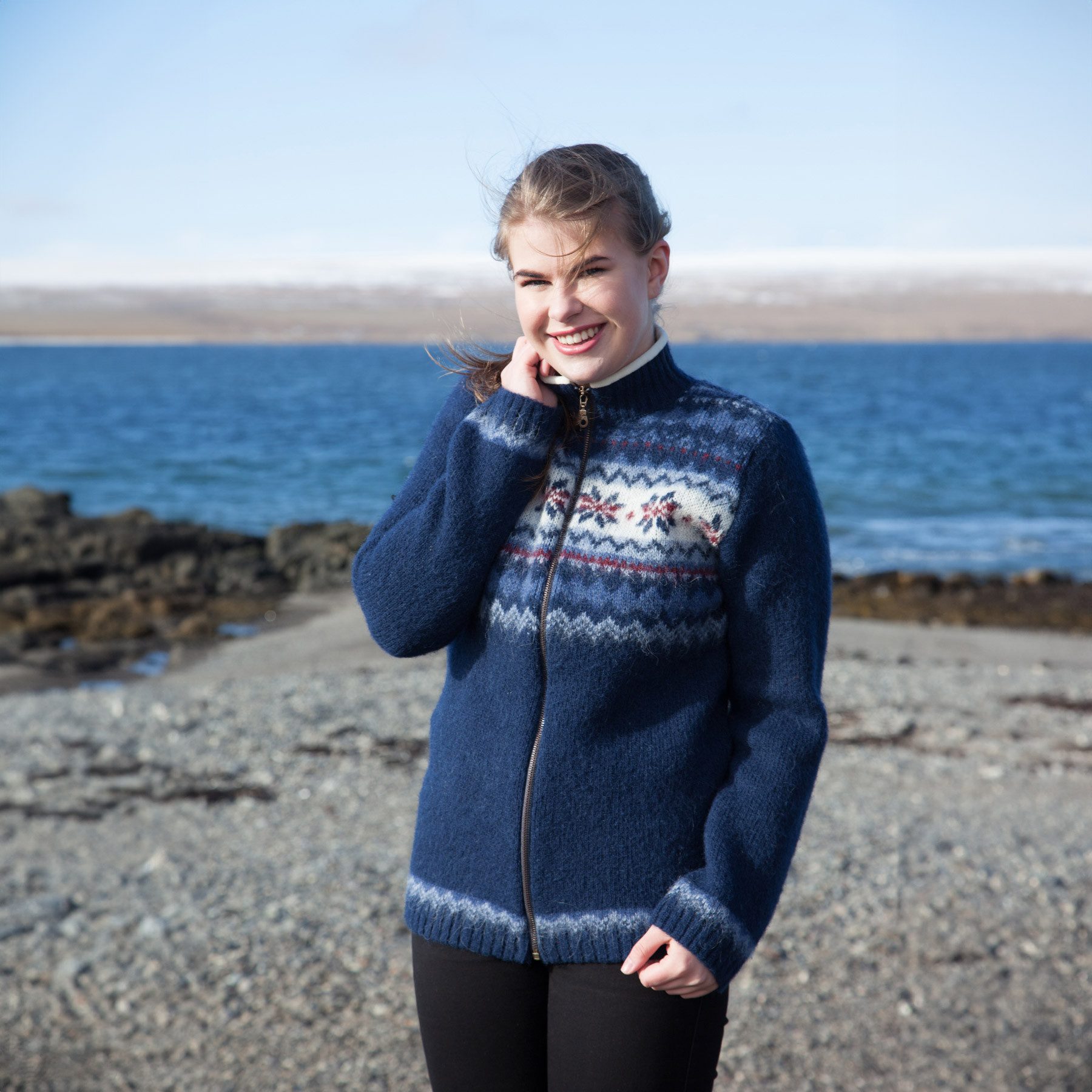 KIDKA Cardigan - Woll-Strickjacke für Damen / Herren - Farbe blau-weiß-rot - aus rauer isländischer Wolle