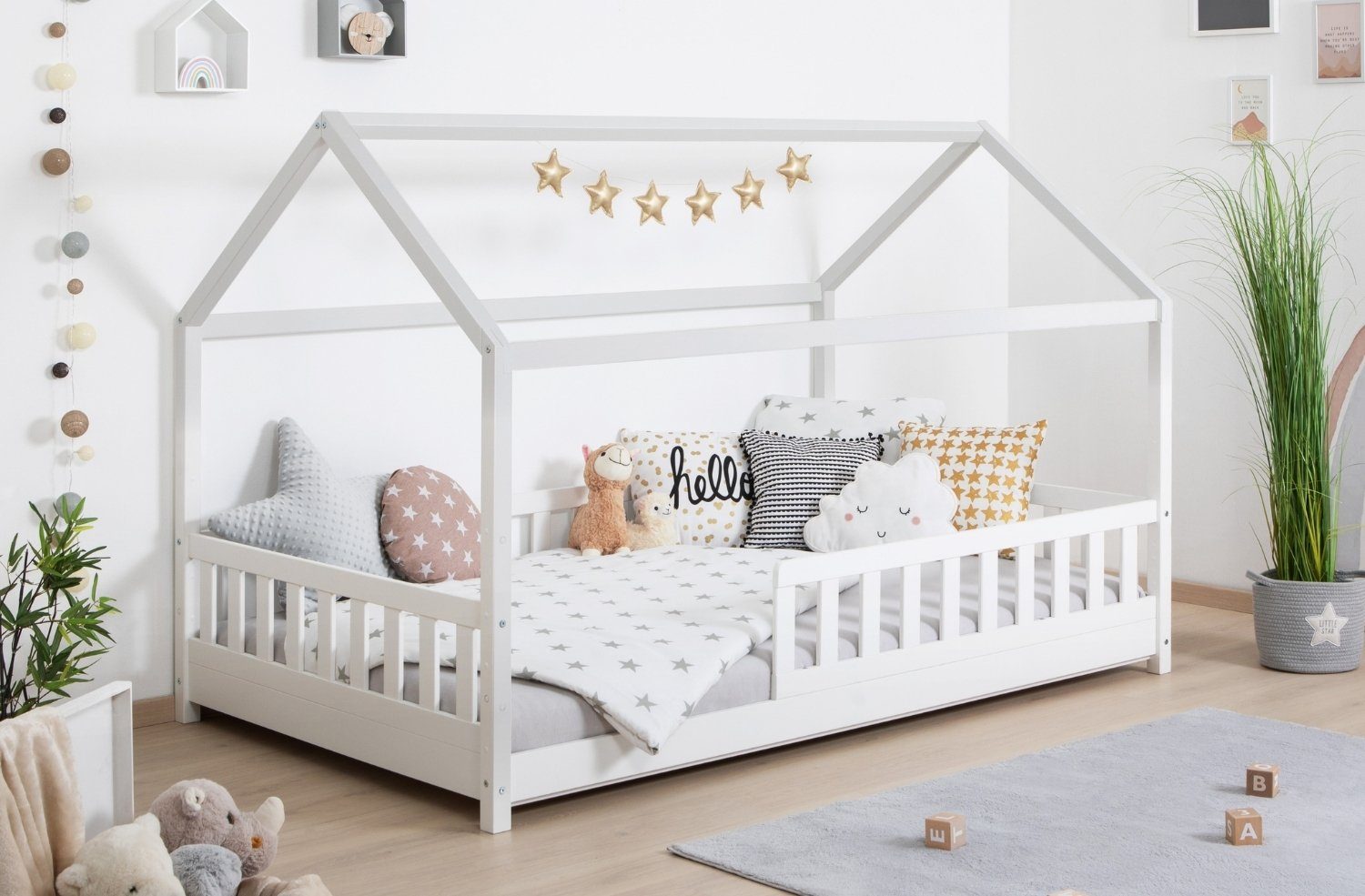 Ticaa Hausbett Kay mit Rausfallschutz aus Kiefer, Kinderbett 100x200, inkl. Dach, mit Rollrost
