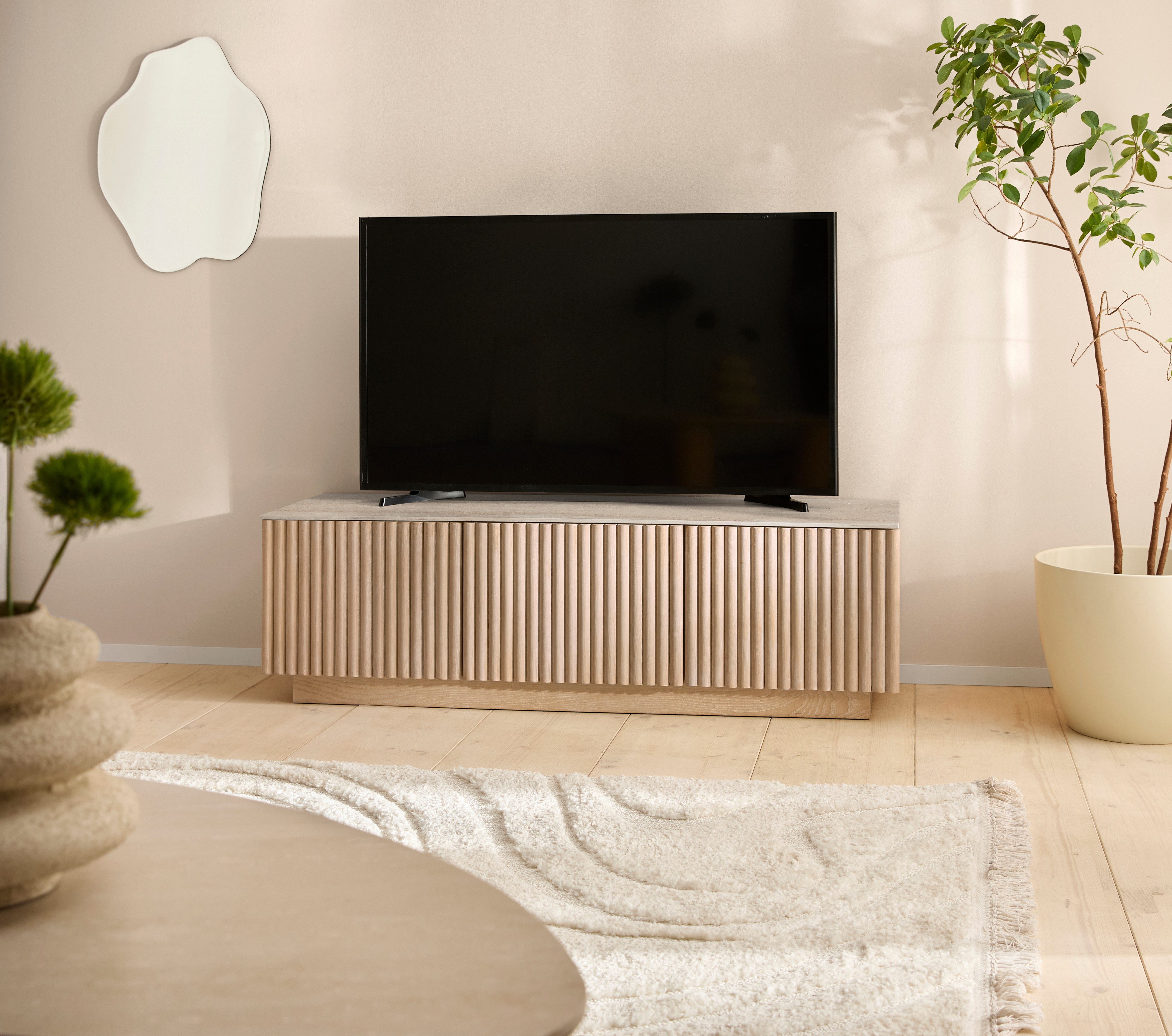 homsy by Ana Johnson TV-Schrank Solva Holzoptik aus Esche, geriffelte Front, Keramikplatte, Breite 138 cm