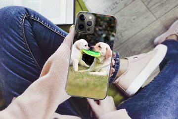 MuchoWow Handyhülle Hund mit seinem Welpen und einem Frisbee, Handyhülle Apple iPhone 13 Pro Max, Smartphone-Bumper, Print, Handy