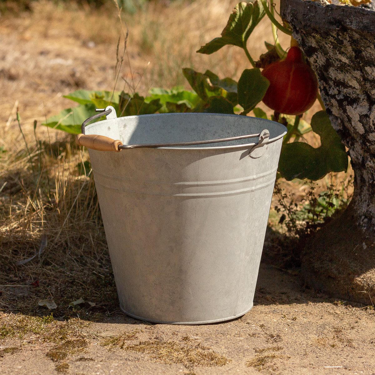 Antikas Gartenpflege-Set Wassereimer, Blecheimer als Garteneimer, Aschekübel in Altzink