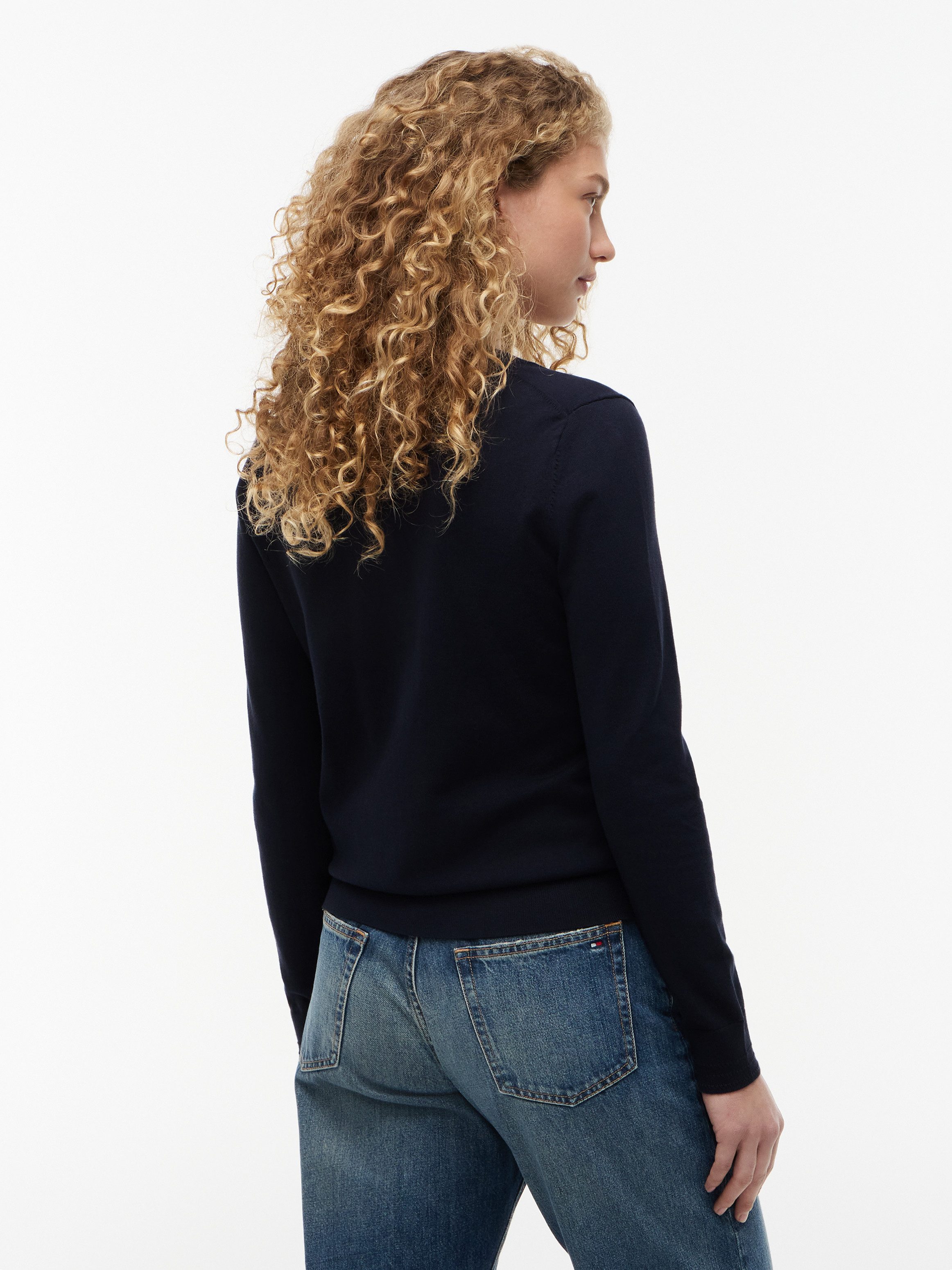 Tommy Hilfiger V-Ausschnitt-Pullover CO JERSEY STITCH V-NK SWEATER Kontrastfarbene Streifen im Ausschnitt und Logo Stickerei am Ärmel