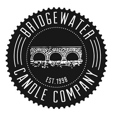 Bridgewater Candle Company Duftkerze - Duftkerze im Glas - Kiss in the Rain klein - 250g/70 Std. Brenndauer (Raumduft, Soja-Wachs Mischung mit Baumwolldocht), eleganter Raumduft mit fruchtig - blumiger Duftnote