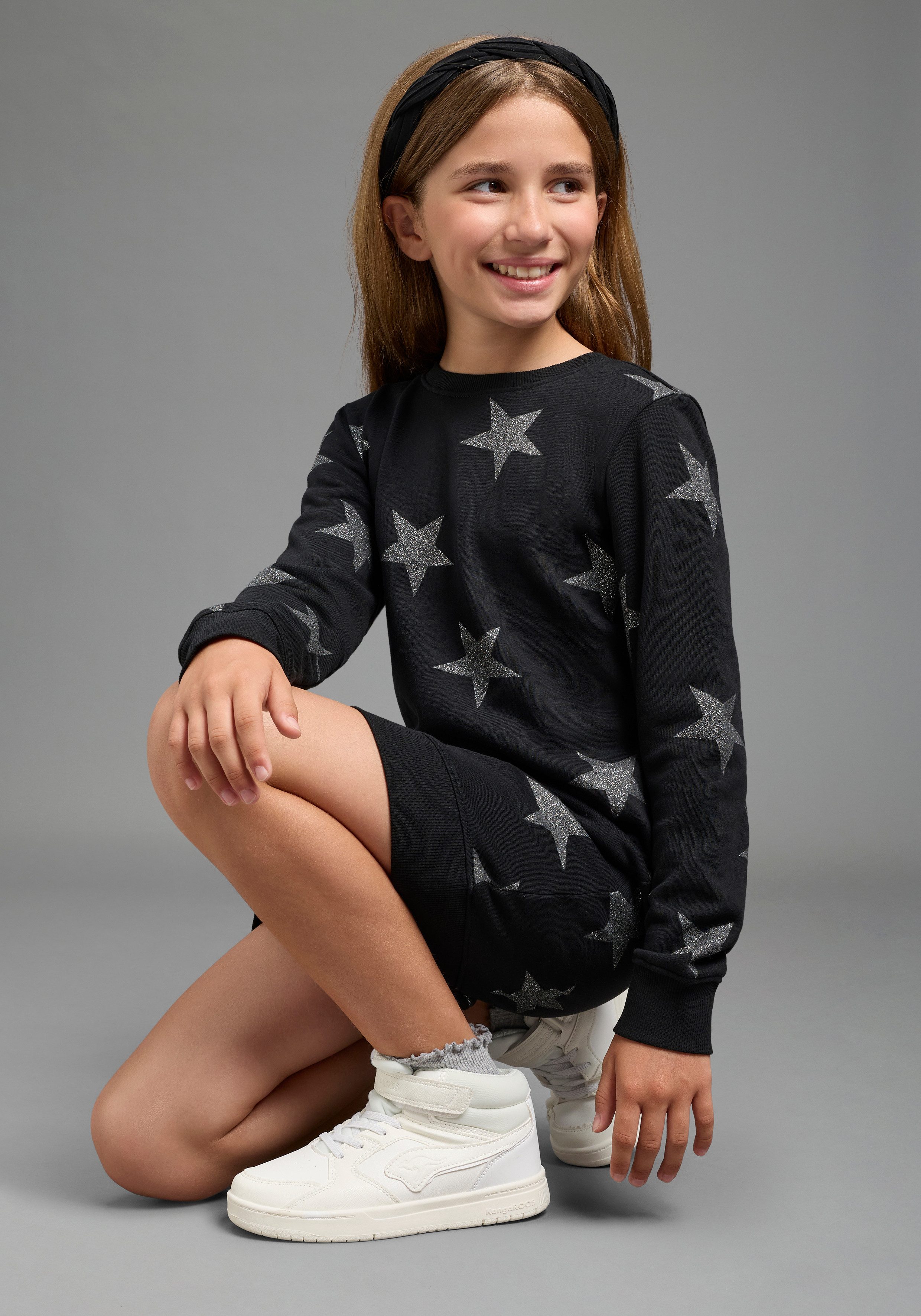 KIDSWORLD Sweatkleid Sterne-Allover Kleid für den Alltag, ca. Mitte Oberschenkel Länge, sportlicher Touch