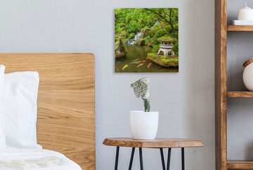 OneMillionCanvasses® Leinwandbild Wasserfall - Koi - Japanische Laterne - Moos - Wasser, (1 St), Leinwand Bilder für Wohnzimmer Schlafzimmer