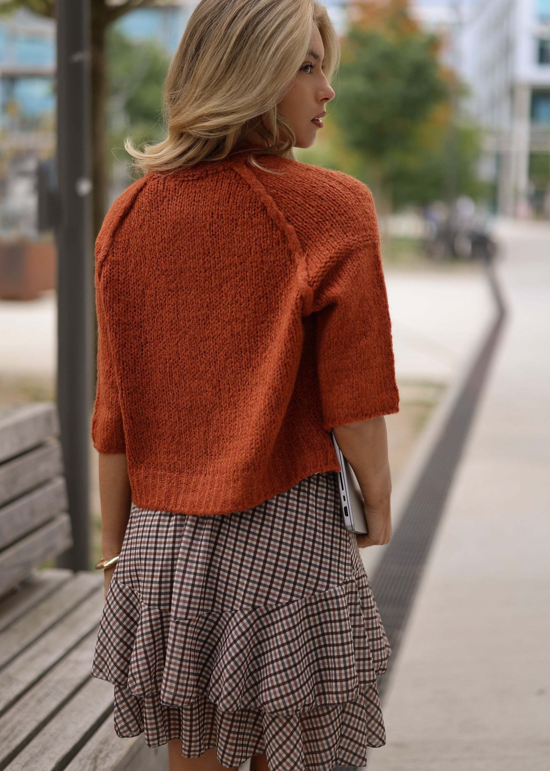 SASSYCLASSY Cardigan Kurzarm Cardigan mit Außennähten Damen Weicher Strickjacke mit Rundhalsausschnitt und Knopfleiste Rostrot – Bild 5 von 5