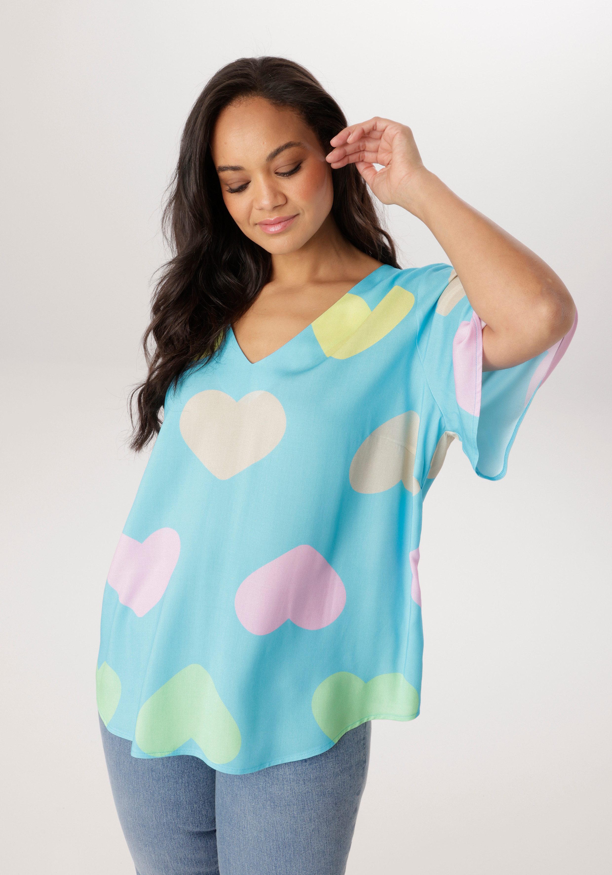 Aniston PLUS Schlupfbluse mit farbigen Herzen bedruckt- jedes Teil ein Unikat - NEUE KOLLEKTION. € 39,99, (€ 39,99 pro 1 Stk).