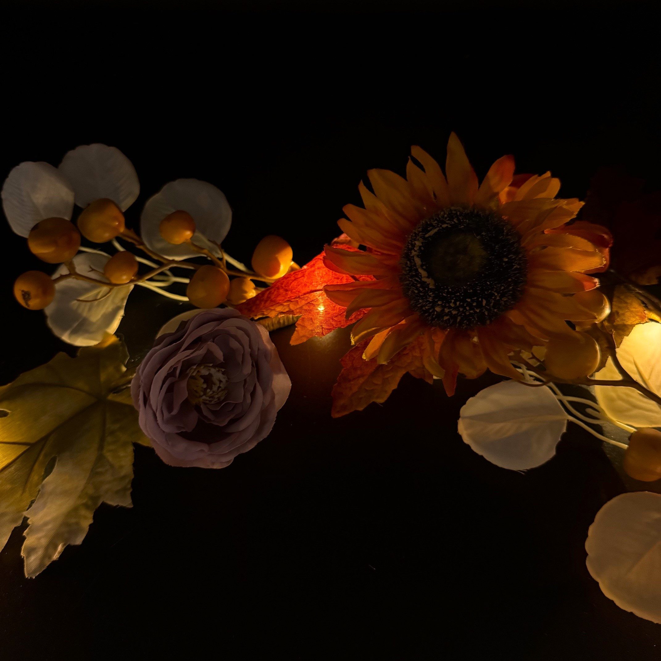 Kunstgirlande mit LED-Lichterkette & Timer zur herbstlichen Dekoration aus Herbstlaub, Sonnenblumen und Chrysanthemen, Online-Fuchs, Dauerleuchten oder Funkeleffekt wählbar - 185 cm groß