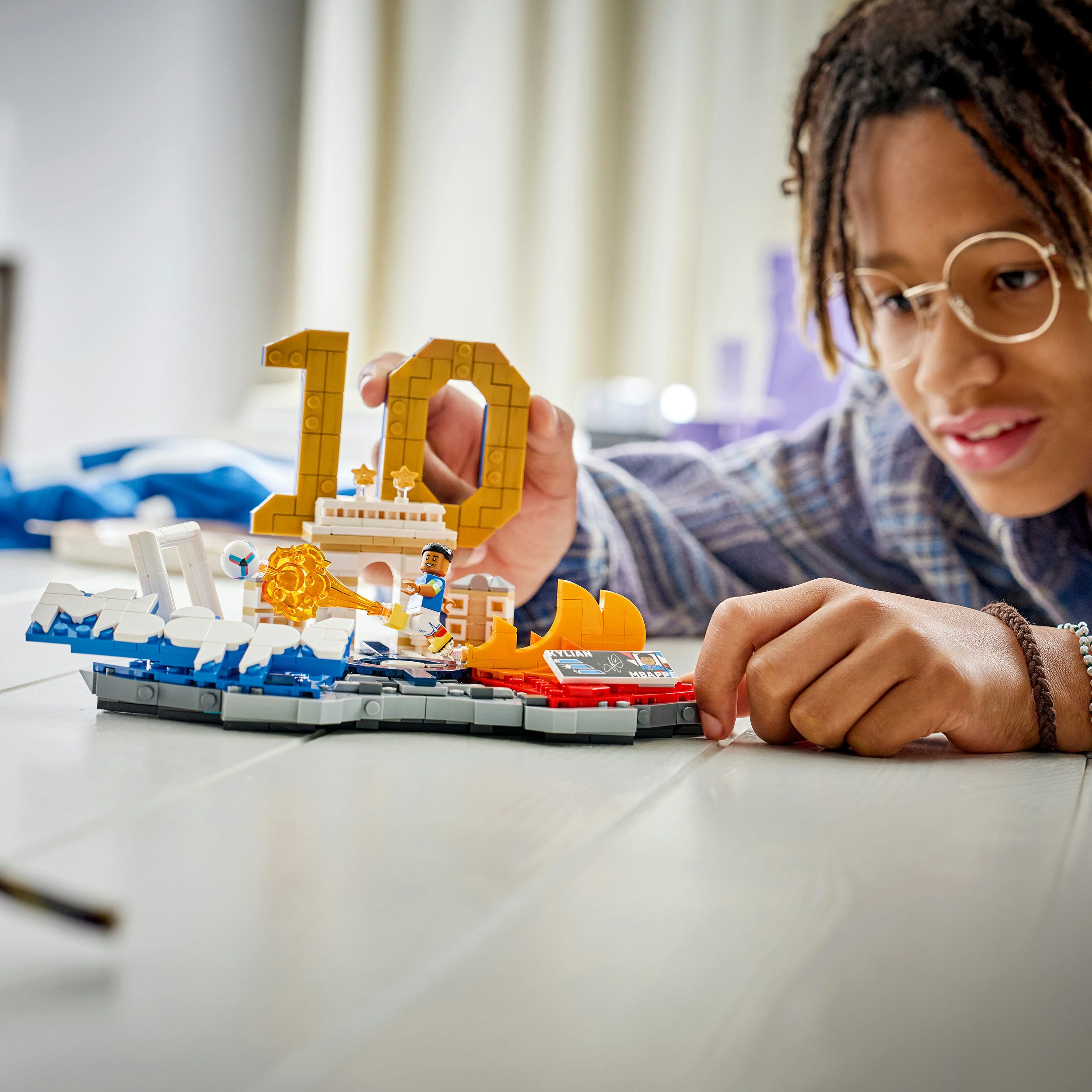 LEGO® Kylian Mbappé – Fußball-Highlights (43013), LEGO Editions Football Konstruktionsspielsteine, (490 St) – Bild 2 von 5