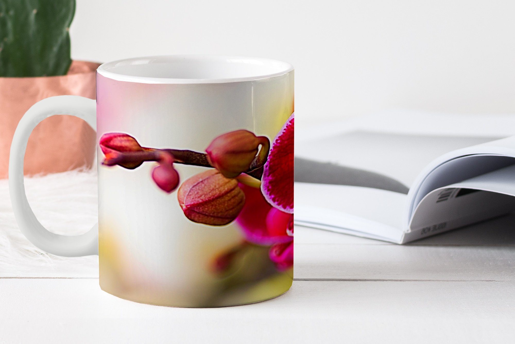 einem roten Tasse Teetasse, Geschenk vor von Teetasse, unscharfen Nahaufnahme Becher, Hintergrund, Keramik, MuchoWow Orchideen Kaffeetassen,