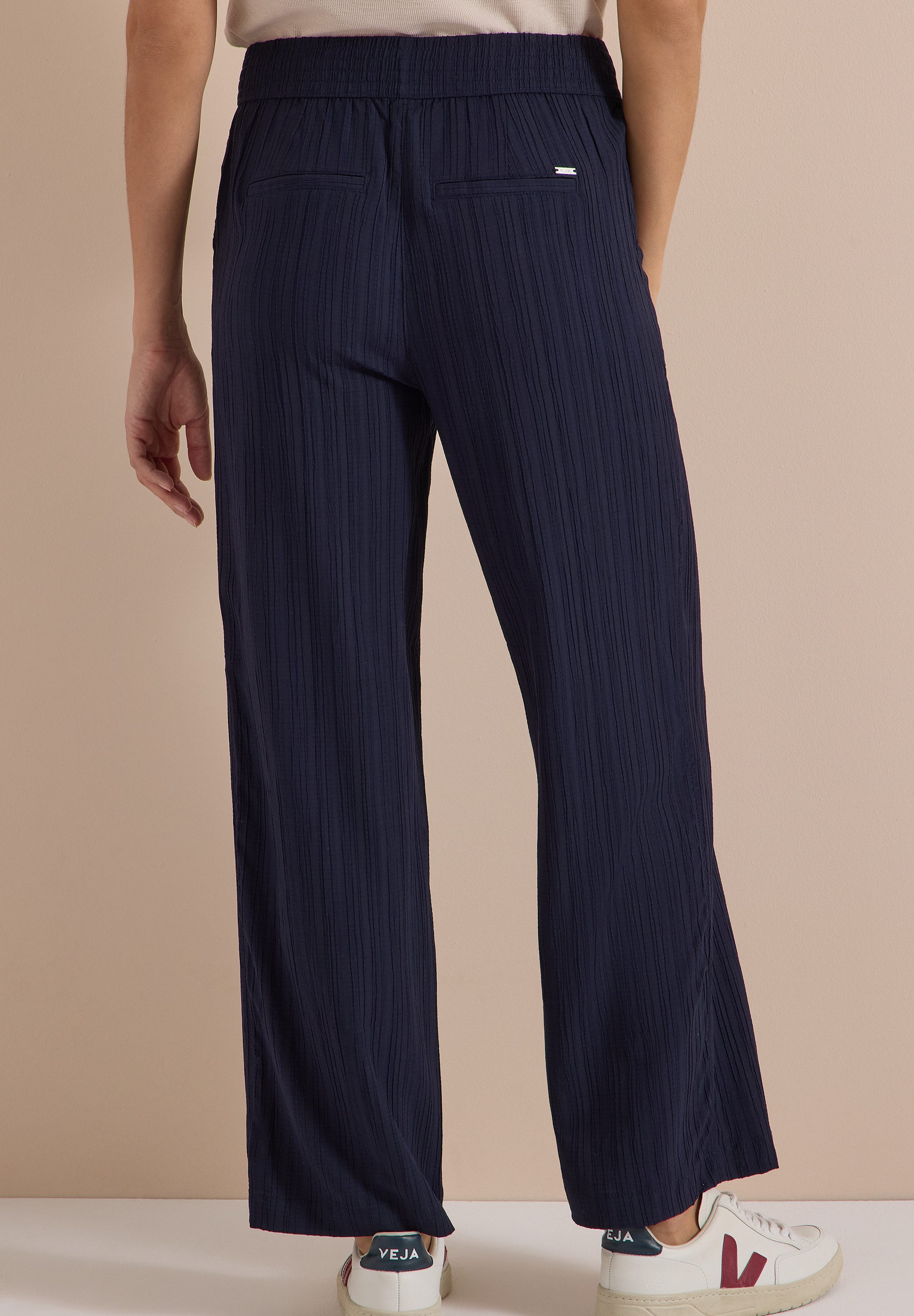 CECIL Stoffhose Style Neele Sommerhose im Loose Fit mit Struktur-Streifen – Bild 4 von 5