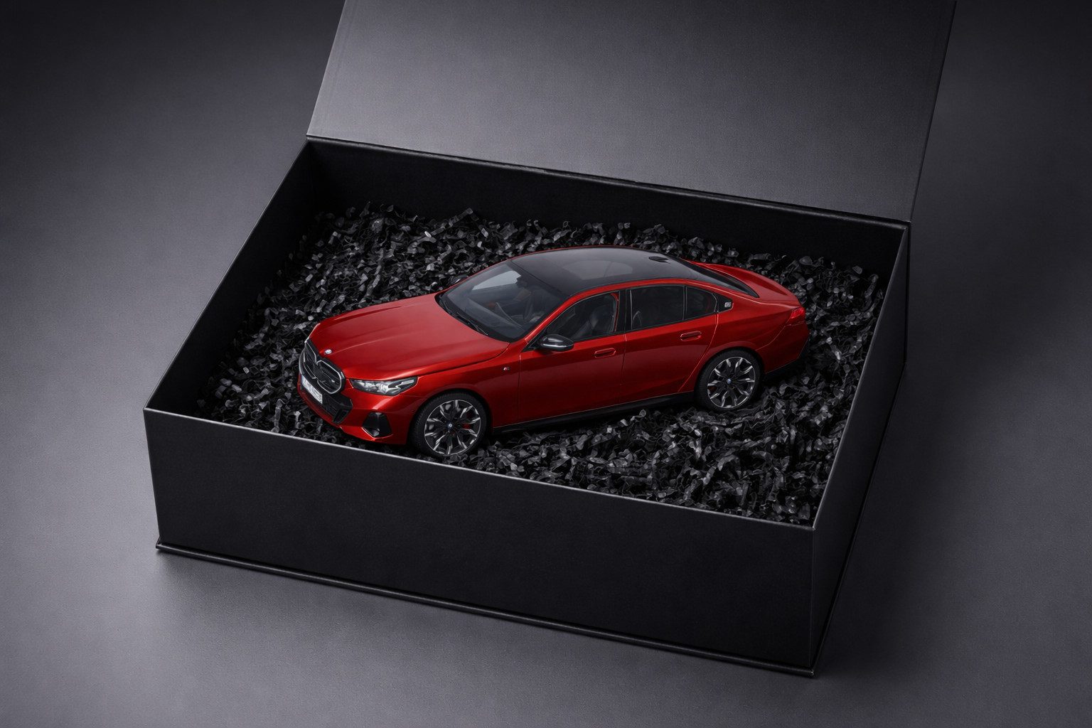 BMW Modellauto Exklusive Geschenkbox BMW Miniatur i5 G60 Fire Red 1:18 Geschenk Set, (1-tlg)