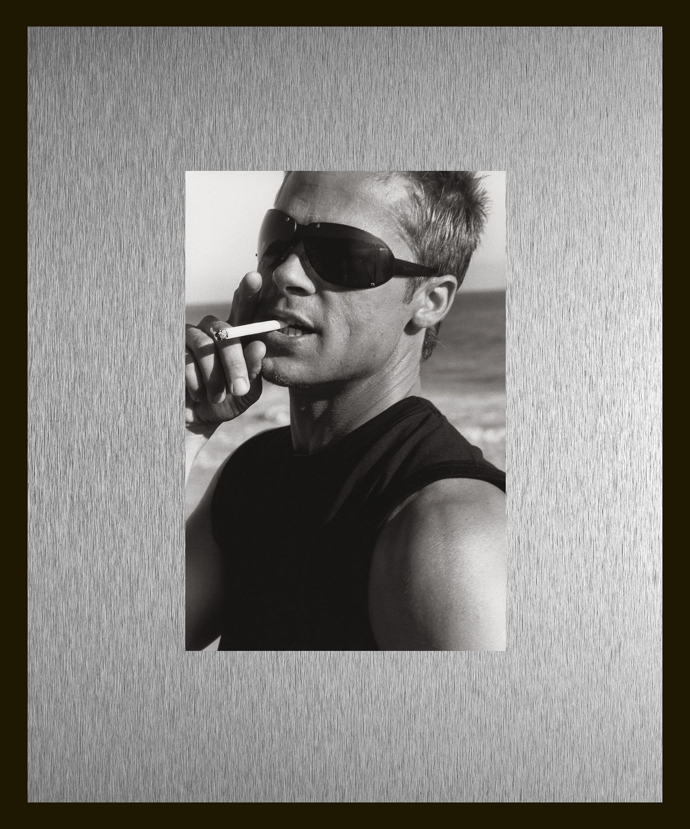 queence Bild Trend Wandbild, Wandkunst, Kunstdruck "Brad Pitt mit Zigarette", Filmfiguren, Filmszene, Schwarz-Weiß (1 St), inkl. Passepartout aus hochwertigem Aluminium und schwarzem Rahmen
