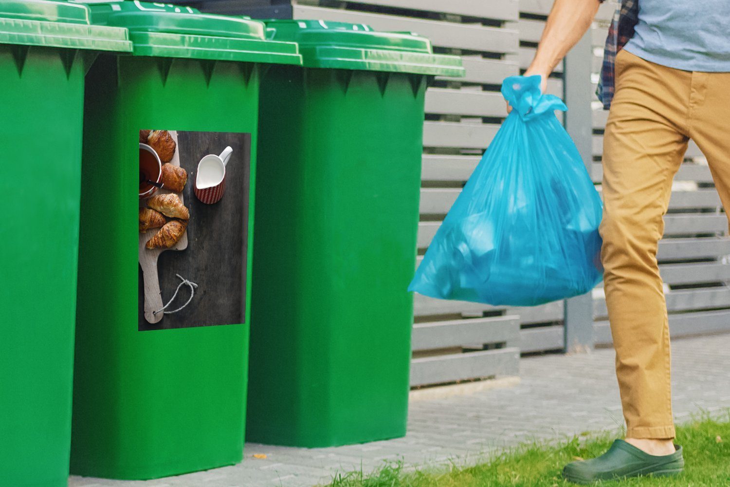 Mülltonne, auf Abfalbehälter Holzbrettchen Sticker, (1 MuchoWow St), Container, Mülleimer-aufkleber, Wandsticker Tee mit Croissants