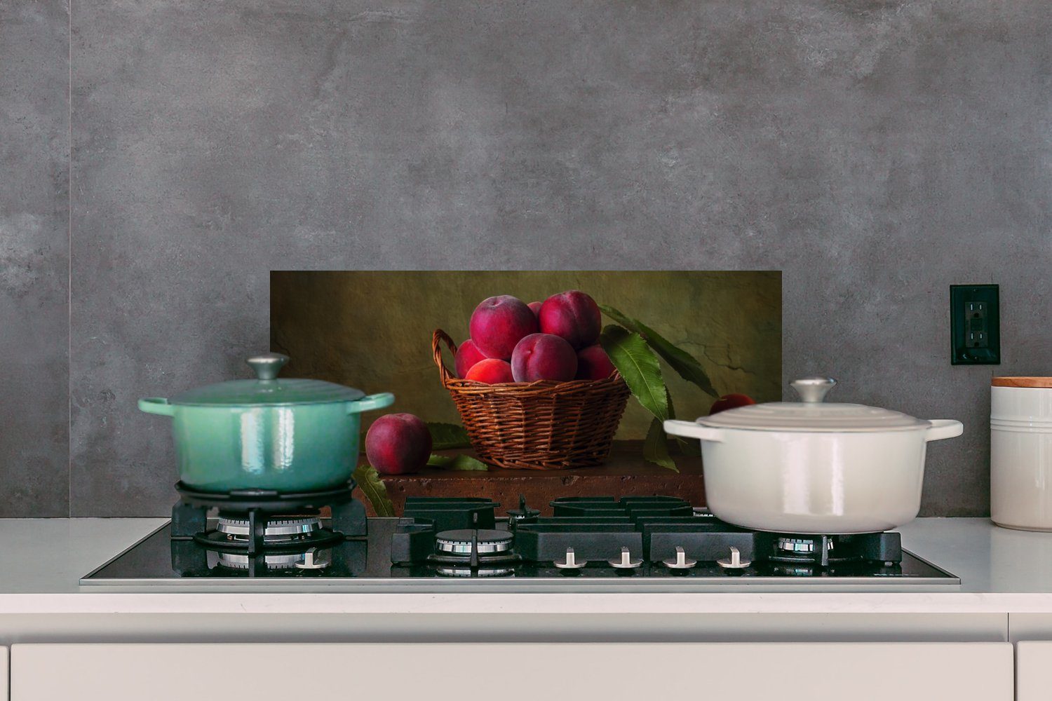 MuchoWow Küchenrückwand Korb - Pflaume Wandschutz, Schmutzflecken Stilleben, Rustikal - für - Obst Fett Rosa - Küchen (1-tlg), gegen und 60x30 - cm