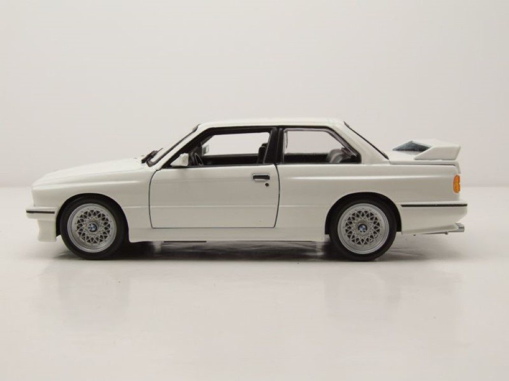 Bburago Modellauto BMW M3 E30 1988 weiß mit Streifen, Maßstab 1:24